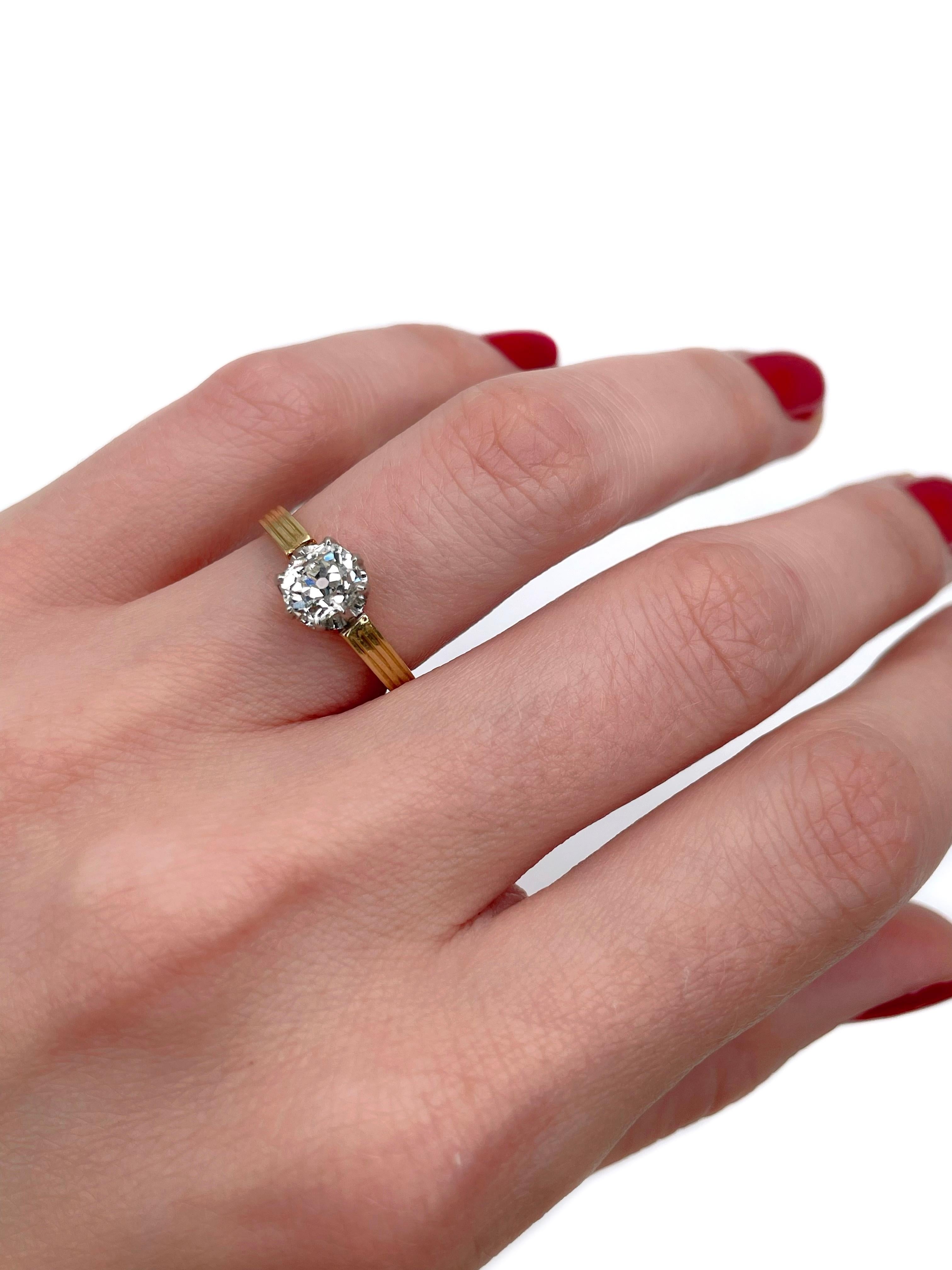 Dies ist ein Edwardian Solitär Ring in 18K Gelbgold und Pt950 gefertigt. Um 1900. 

Das Stück ist mit einem Diamanten im alten Minenschliff versehen: 0,85ct, STW-TW, SI2.

Gewicht: 3,01g
Größe: 15.5 (US 4.75)

WICHTIG: Bitte erkundigen Sie sich vor