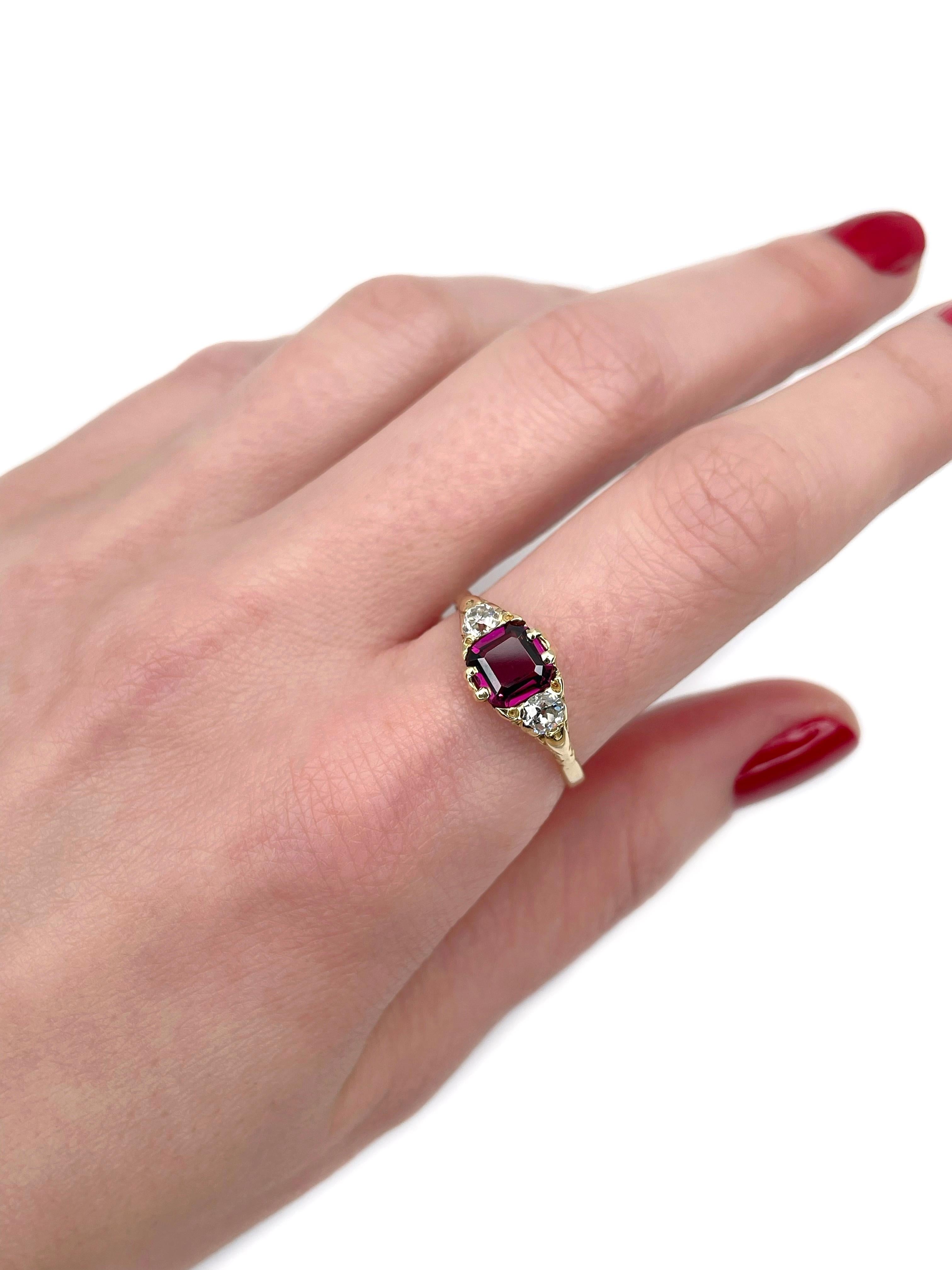 Si tratta di un anello edoardiano con tre pietre realizzato in oro giallo 18 carati. Circa 1910. 

Il pezzo è caratterizzato da:
- 1 rodolite granata
- 2 diamanti (taglio old mine, TW 0,38ct, RW-W, VS-SI)

Peso: 3,03 g
Taglia: 19.25 (US