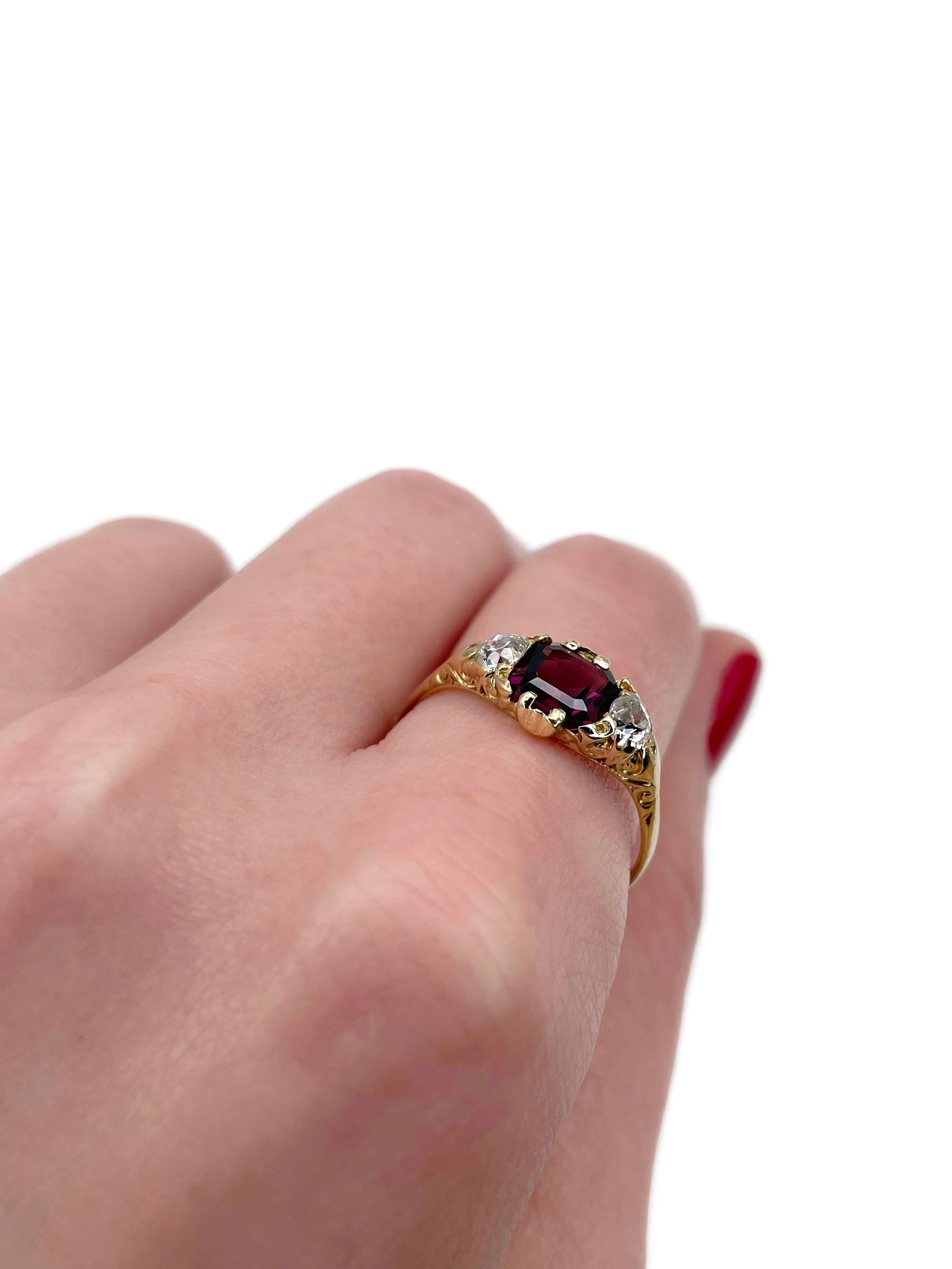 Edoardiano Edwardian 18 Karat Gold Garnet Rhodolite 0.38 Carat Diamond Three-Stone Ring in vendita
