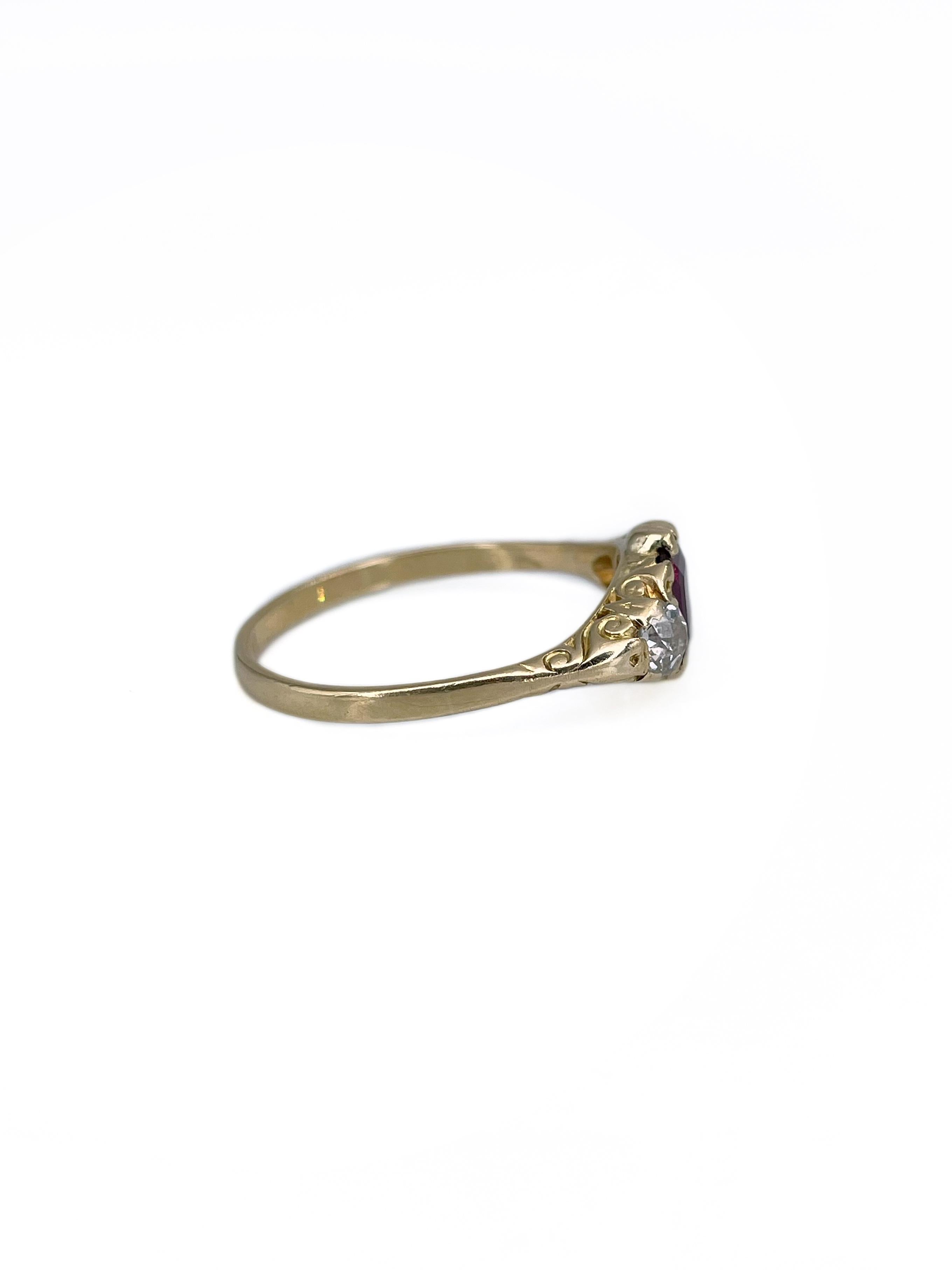 Taglio misto Edwardian 18 Karat Gold Garnet Rhodolite 0.38 Carat Diamond Three-Stone Ring in vendita