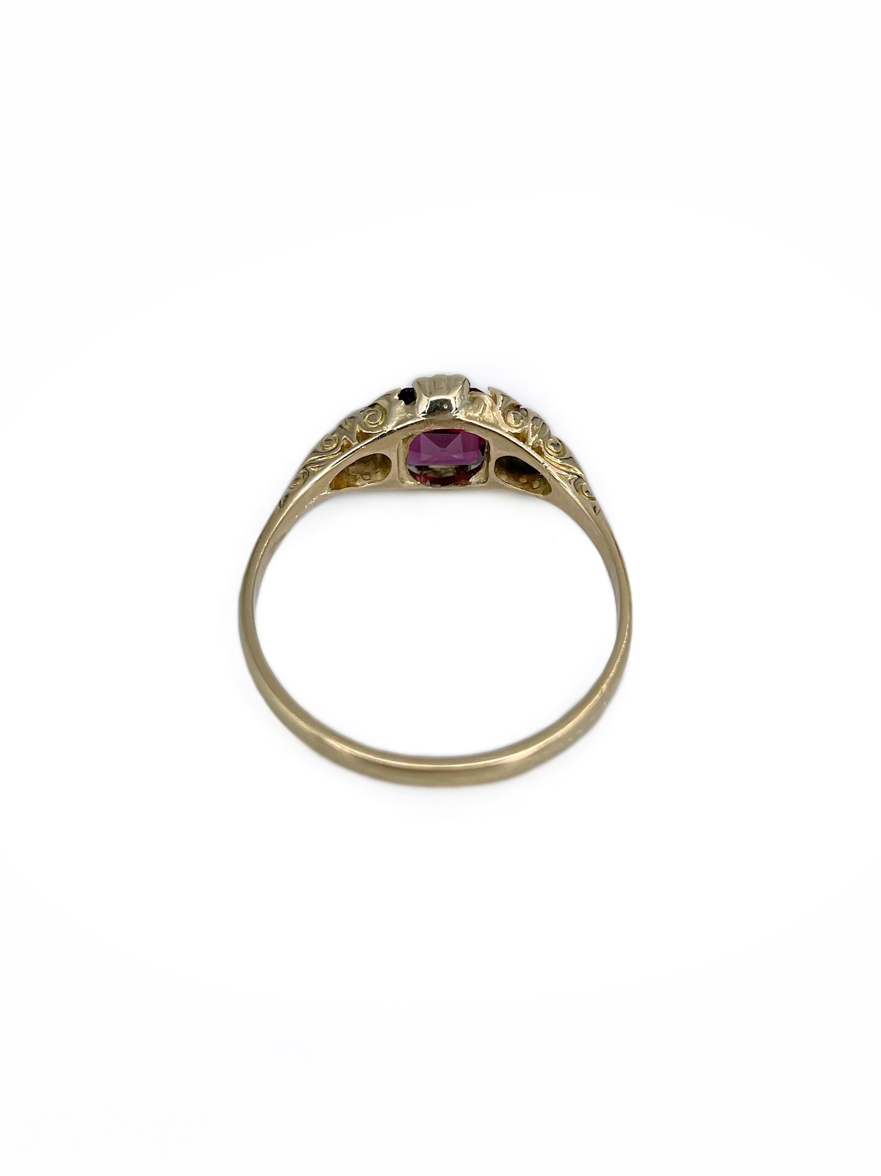 Edwardian 18 Karat Gold Garnet Rhodolite 0.38 Carat Diamond Three-Stone Ring In condizioni buone in vendita a Vilnius, Vilniaus apskr.
