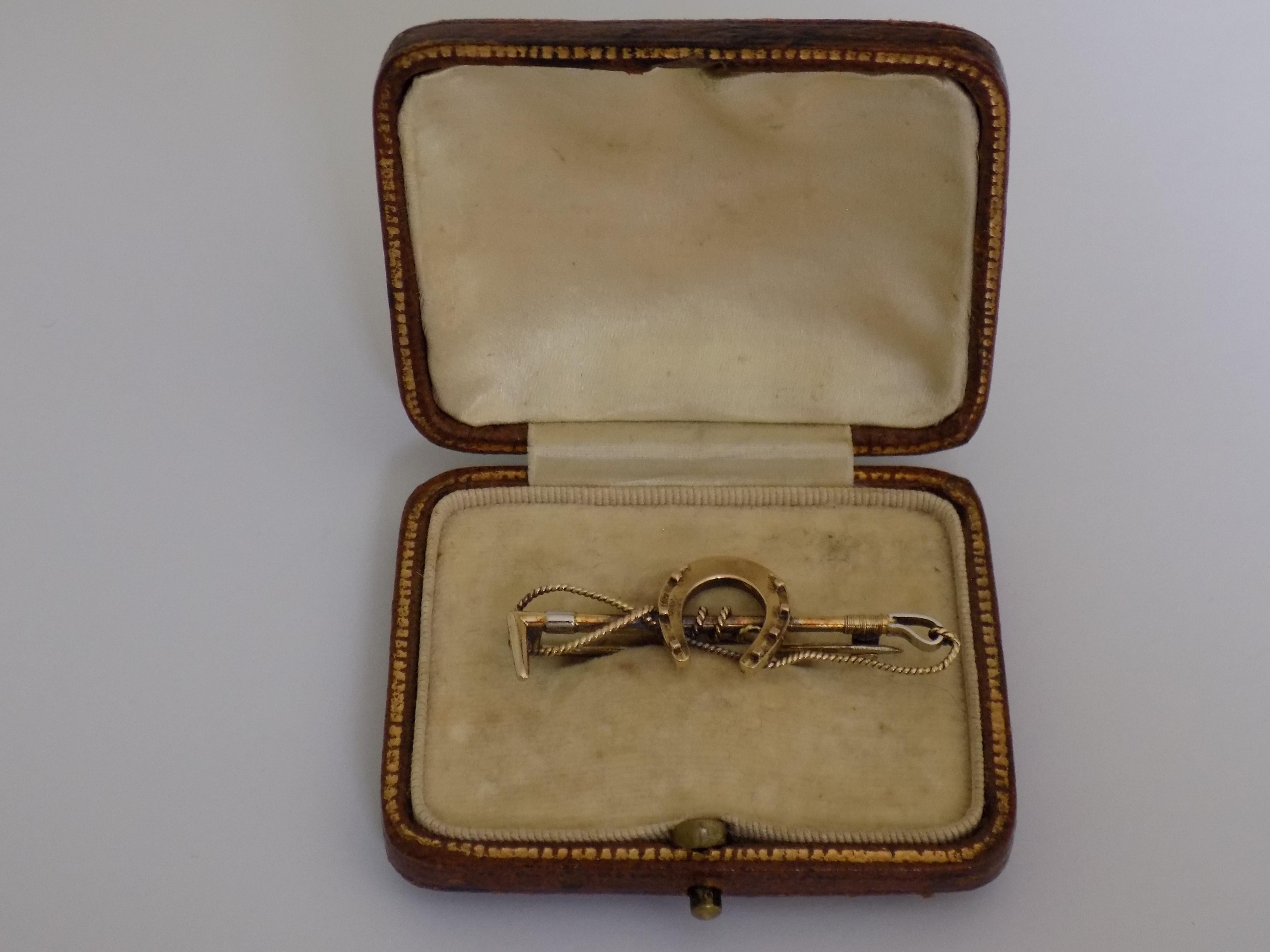 Edwardian 18 Karat Gold Horseshoe Riding Crop Pin Brooch In Good Condition For Sale In Boston, Lincolnshire