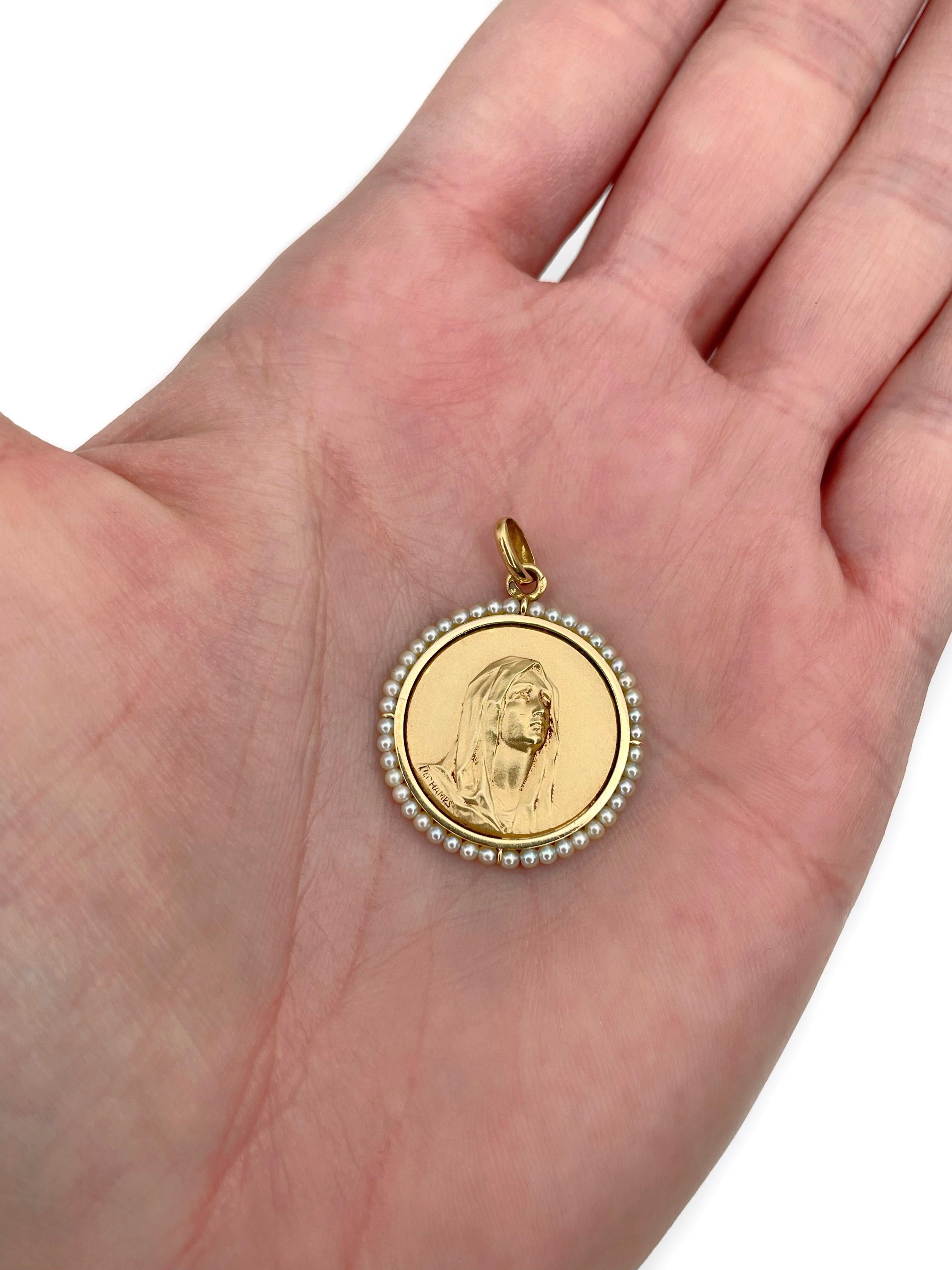 Si tratta di un ciondolo religioso firmato Edwardian. È realizzato in oro 18 carati e impreziosito da perle coltivate. Il pezzo raffigura la Vergine Maria. Circa 1920. 

Queste medaglie sono molto apprezzate come oggetti religiosi da collezione e