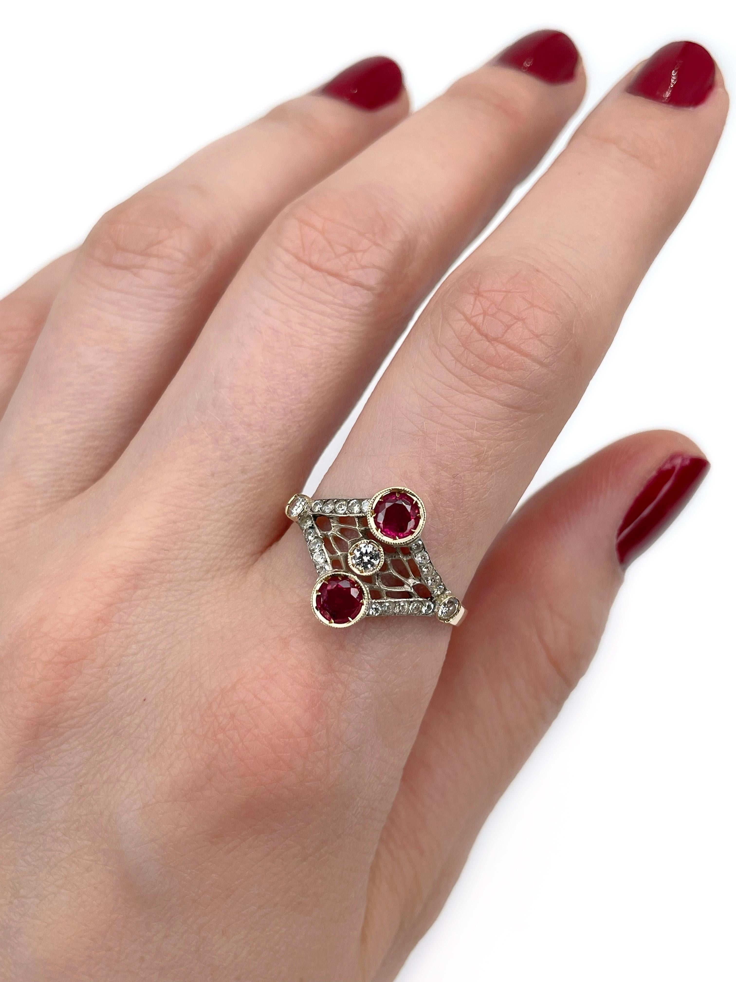 Il s'agit d'une bague de cocktail ajourée de style édouardien, réalisée en or jaune 18 carats. La pièce est ornée de rubis et de diamants. Vers 1910. 

Signé avec 