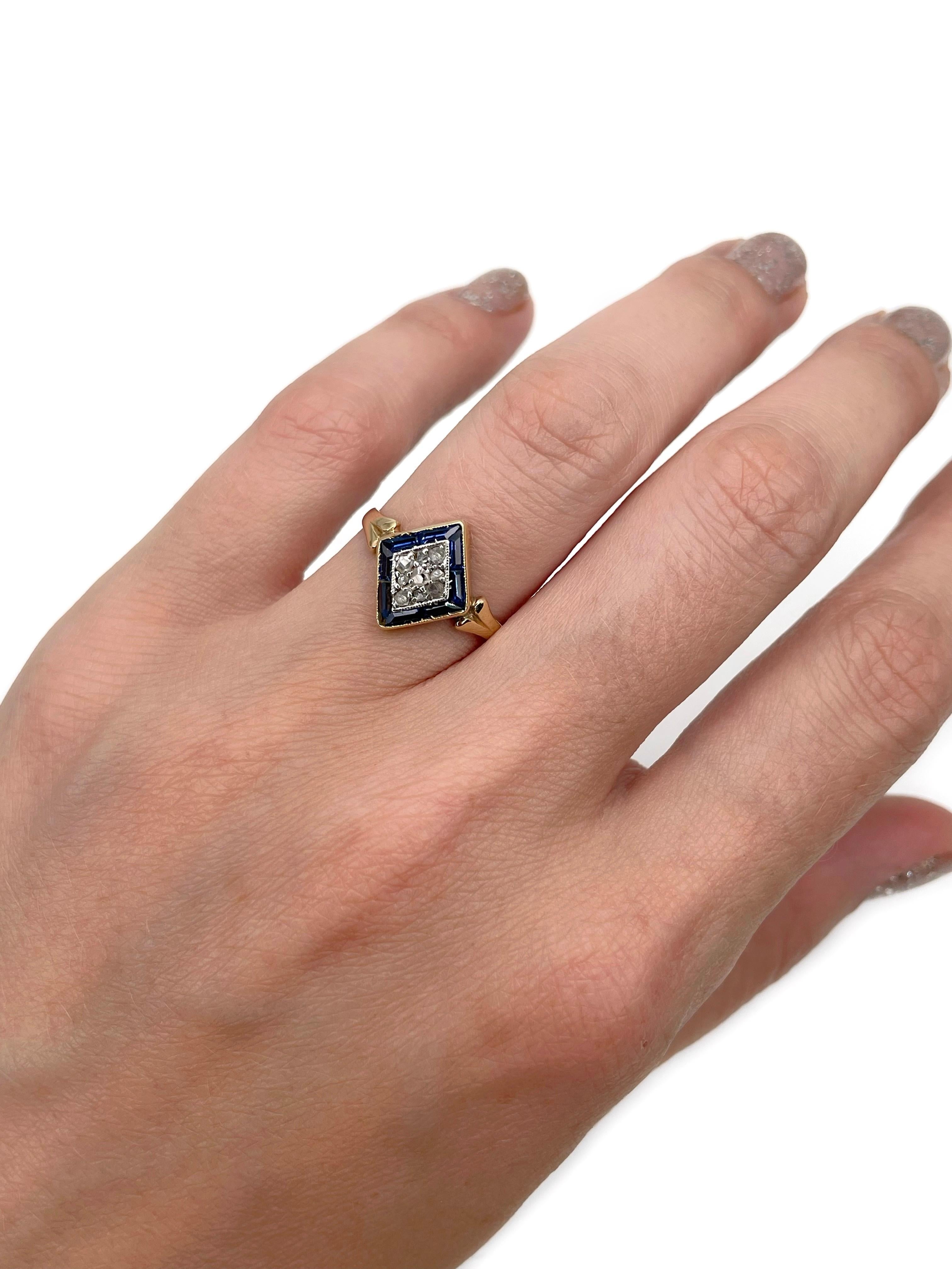 Si tratta di un anello edoardiano a forma di piccolo rombo realizzato in oro 18 carati. Il pezzo presenta zaffiri e diamanti taglio rosa. Circa 1920. 

Can potrebbe essere un perfetto anello da mignolo. 

Peso: 2.08 g
Taglia: 16 (US