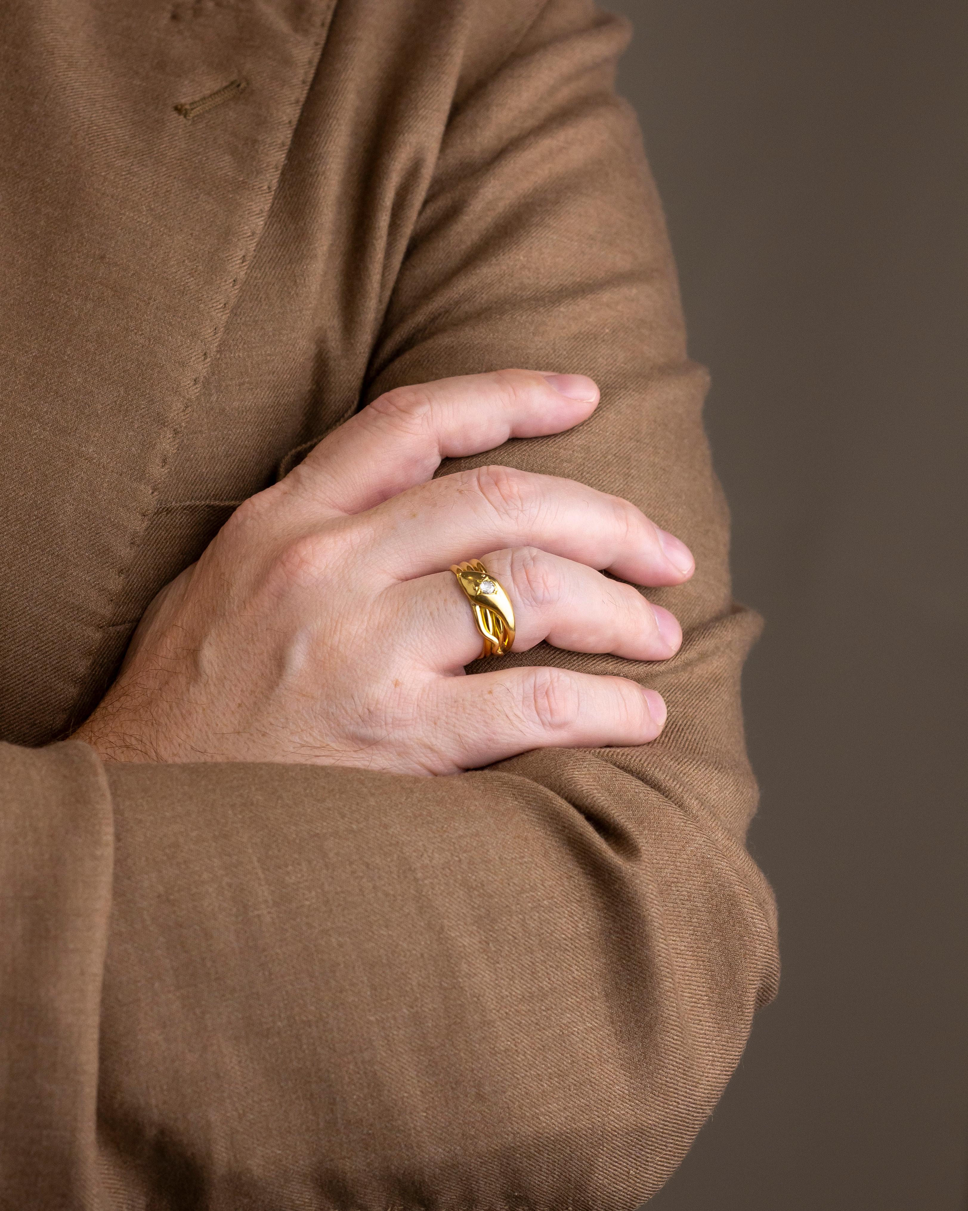 Dieser charmante edwardianische Ring in Form einer Schlange ist aus 18 Karat Gelbgold gefertigt und mit einem Diamanten im alten europäischen Schliff besetzt. Der Ring, der eine Punze für die Herstellung in Chester trägt, ist für 1917 geprüft, was