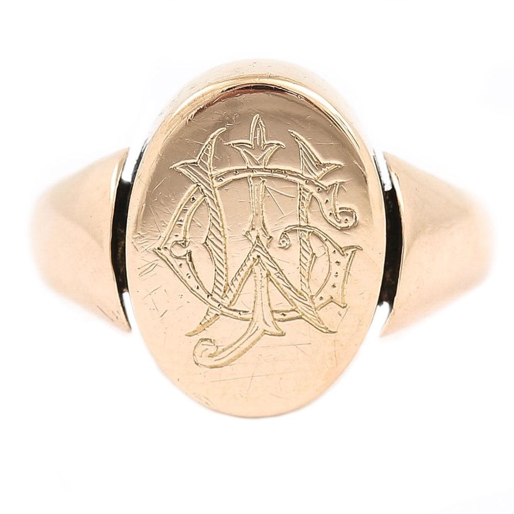 A really super example of an early 20th Century 18 yellow karat gold Masonic swivel ring. In beautiful condition the piece looks like it was made yesterday. With a solid oval head this antique ring has been inscribed with the “square and compass”