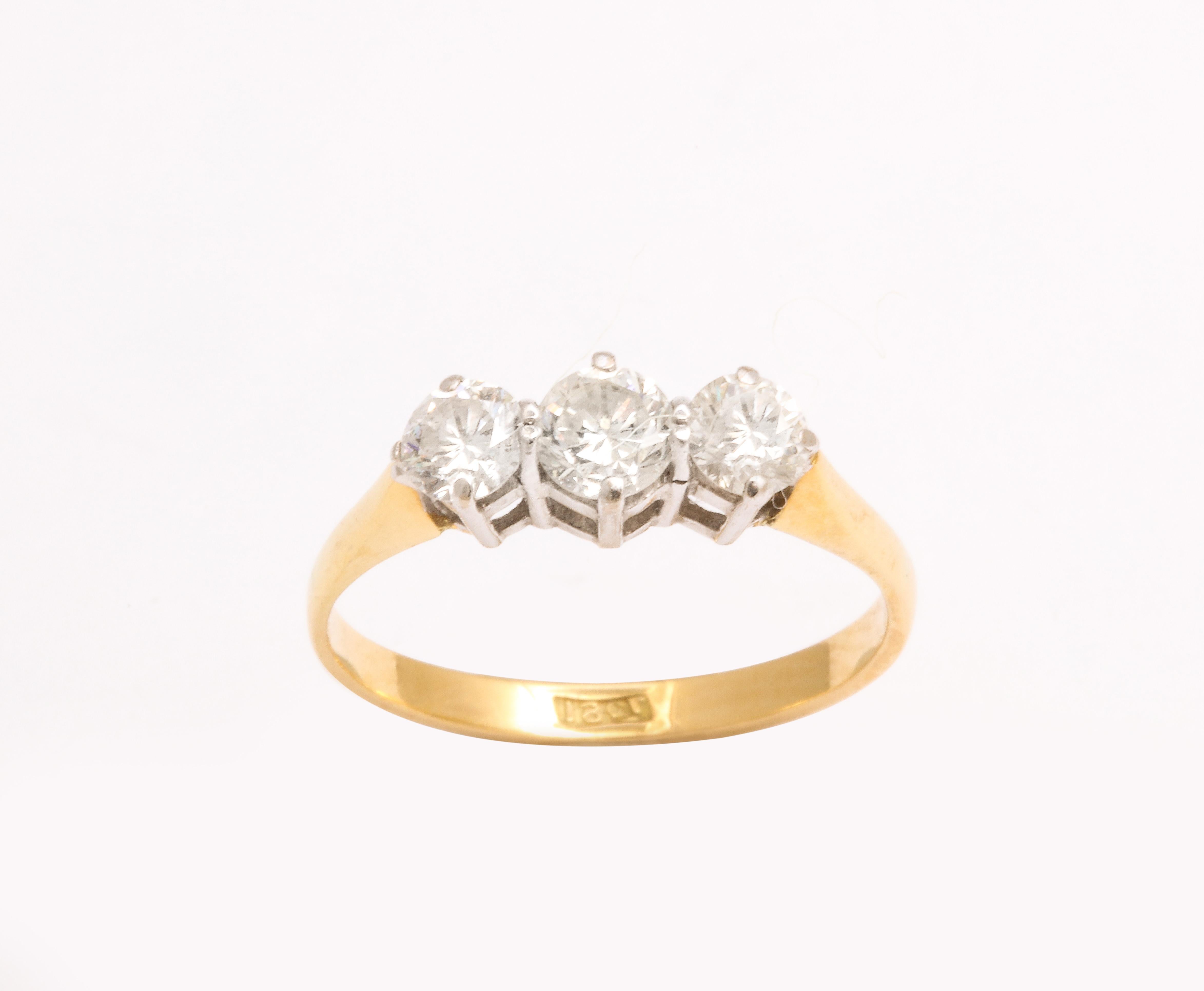 Diamantbänder mit drei Steinen haben etwas Köstliches an sich. Sie können allein, mit einem Verlobungsring oder zusammen mit anderen Ringen getragen werden. Drei extrem feine Übergangsdiamanten um 1900 sind in einen 18-karätigen Goldschaft gefasst,