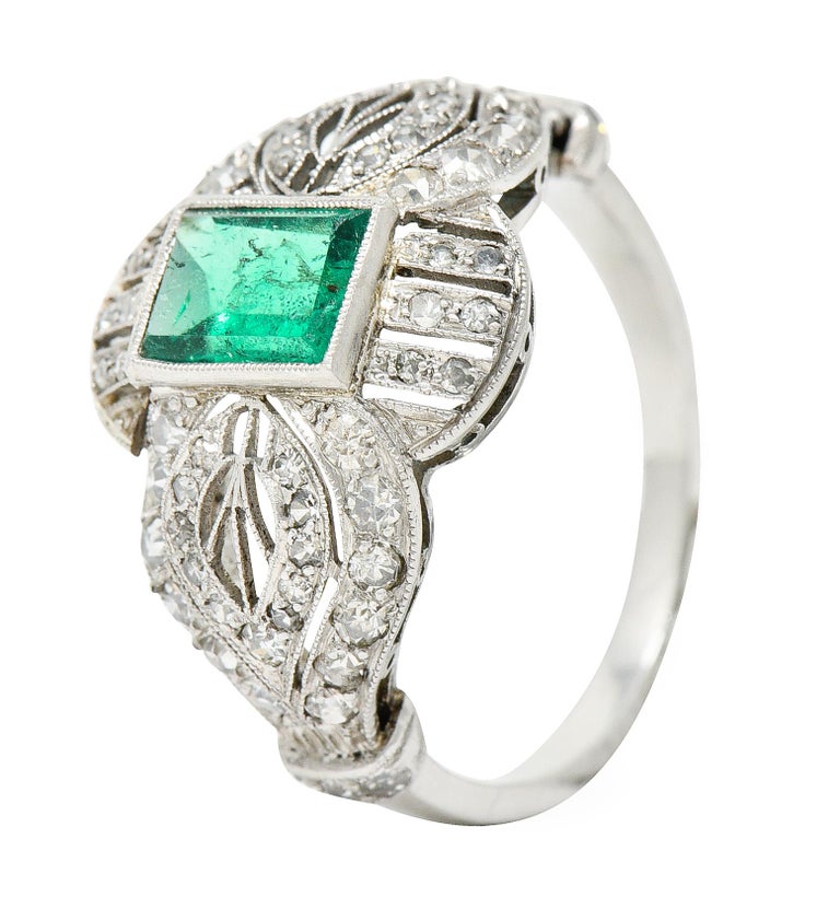 Edwardian 1.80 Carats Emerald Diamond Platinum Dinner Ring For Sale 3