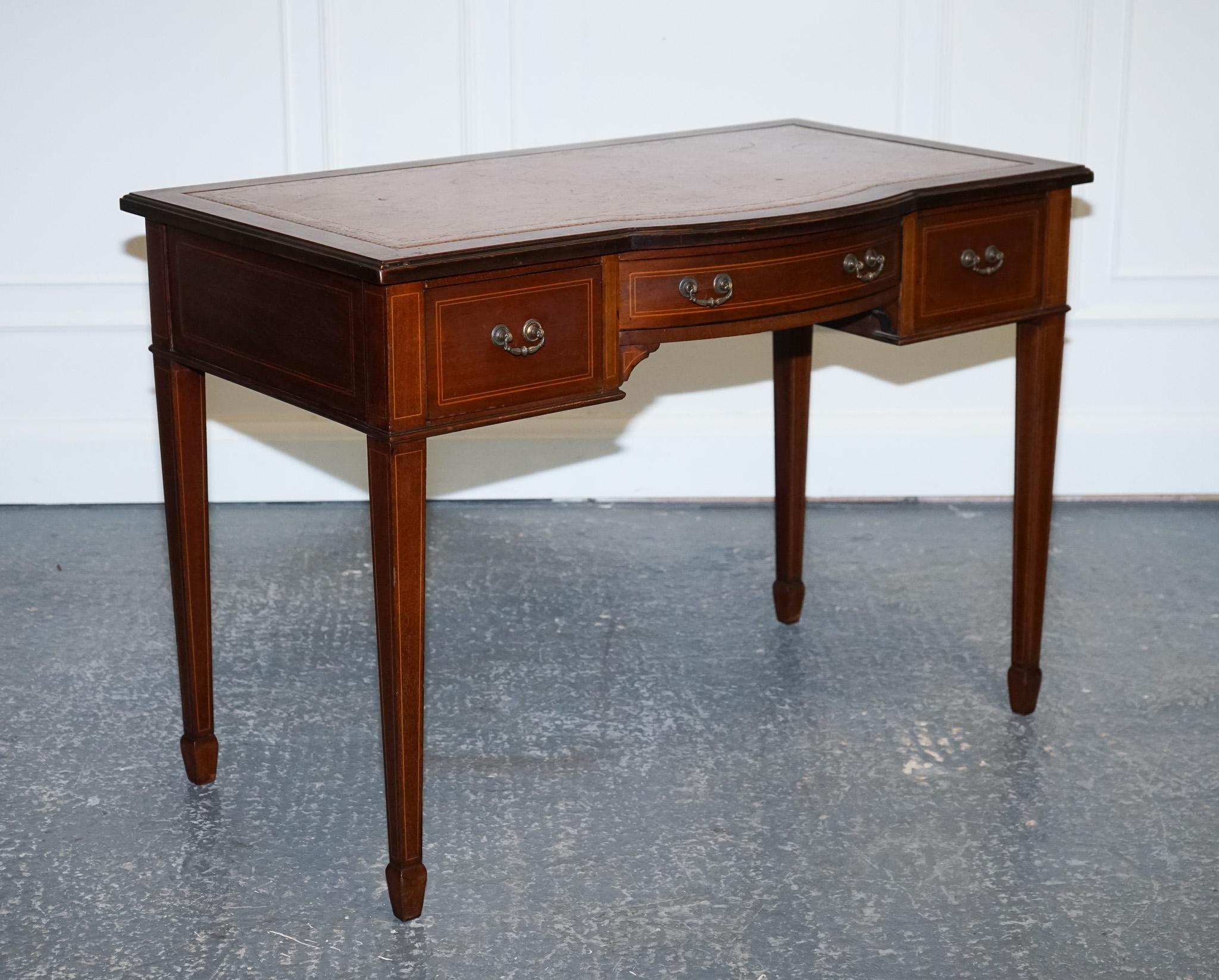 
Nous avons le plaisir d'offrir à la vente cette ravissante table à écrire en érable estampillé Brown & Co des années 1880, avec plateau en cuir marron.

Cette table bureau édouardienne des années 1880 est un magnifique meuble au design et à