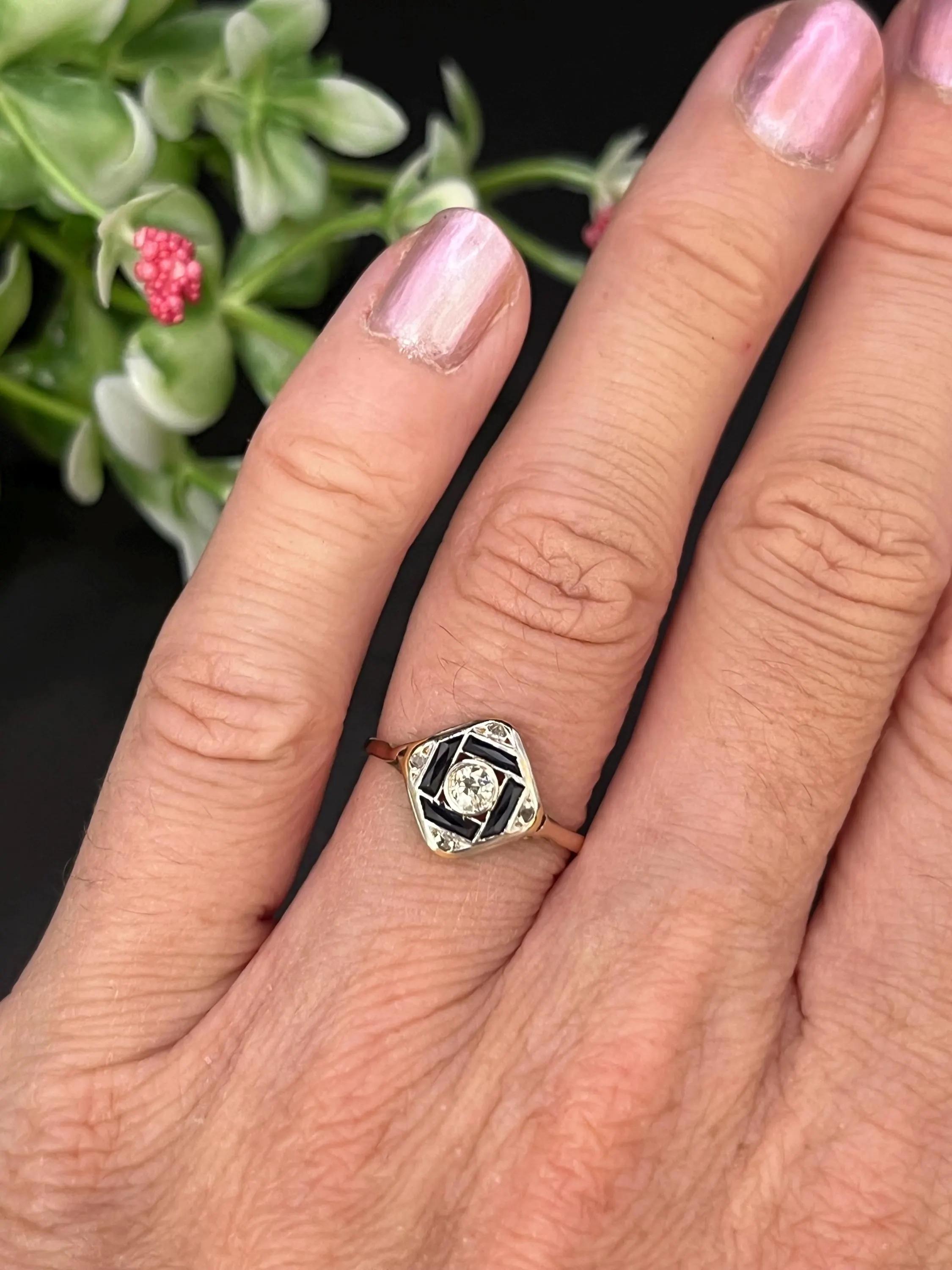 Antique Edwardian Sapphire & Diamond Ring 

18ct Gold and Platinum

Circa 1910

A jewel from the age of grace and grandeur, this Edwardian ring captures the refined spirit of 1910 in every detail. Crafted in 18ct gold and platinum, its geometric