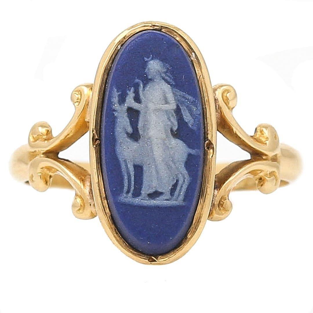 A splendid Edwardian 18ct yellow gold oval, royal blue Wedgwood Jasperware cameo ring depicting Artemis with a bow alongside a stag. The ring dating from around the turn of the century is beautiful in its design with the head of the ring set between