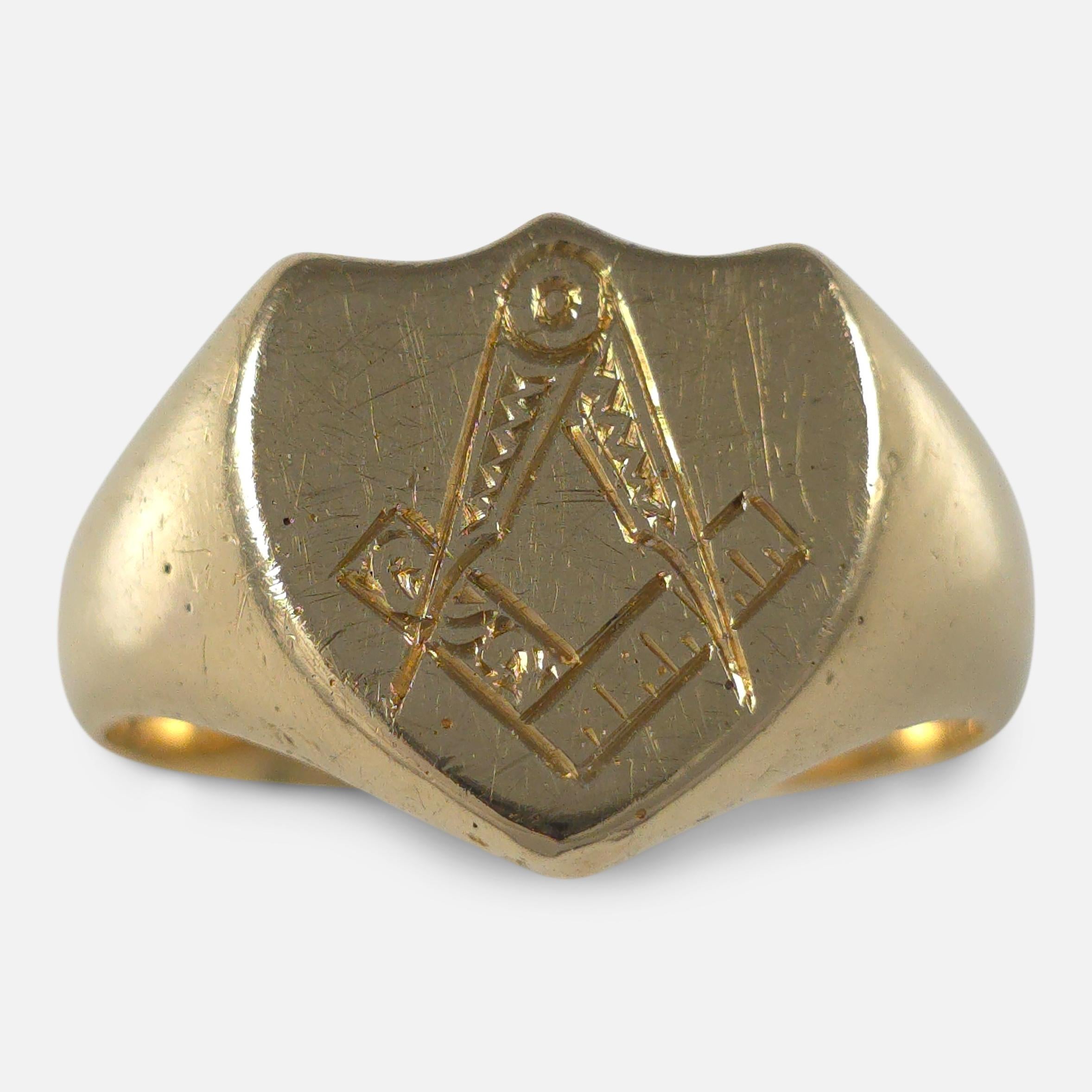 Un anello con sigillo in oro giallo 18ct di epoca edoardiana, con marchio del 1905. Questo anello con sigillo presenta una testa a forma di scudo con un emblema massonico inciso, completato da spalle e gambo lisci.

- Prova: L'ufficio di saggio di