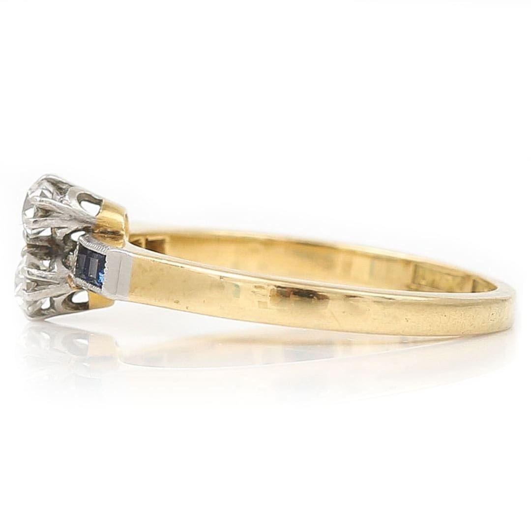 Edwardian 18ct Gold Altschliff Diamant zwei Stein und Saphir Ring, um 1915 im Zustand „Gut“ im Angebot in Lancashire, Oldham