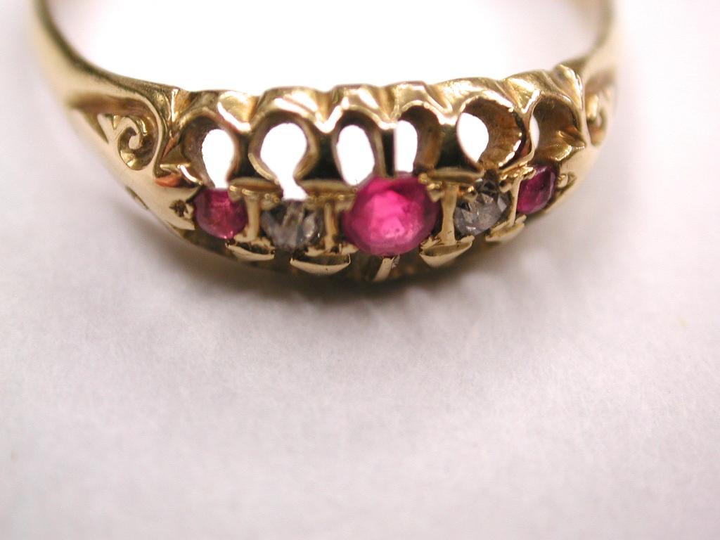 Edwardian 18 Carat Gold Ruby and Diamond Ring, Dated 1908, Birmingham In Good Condition In London, GB