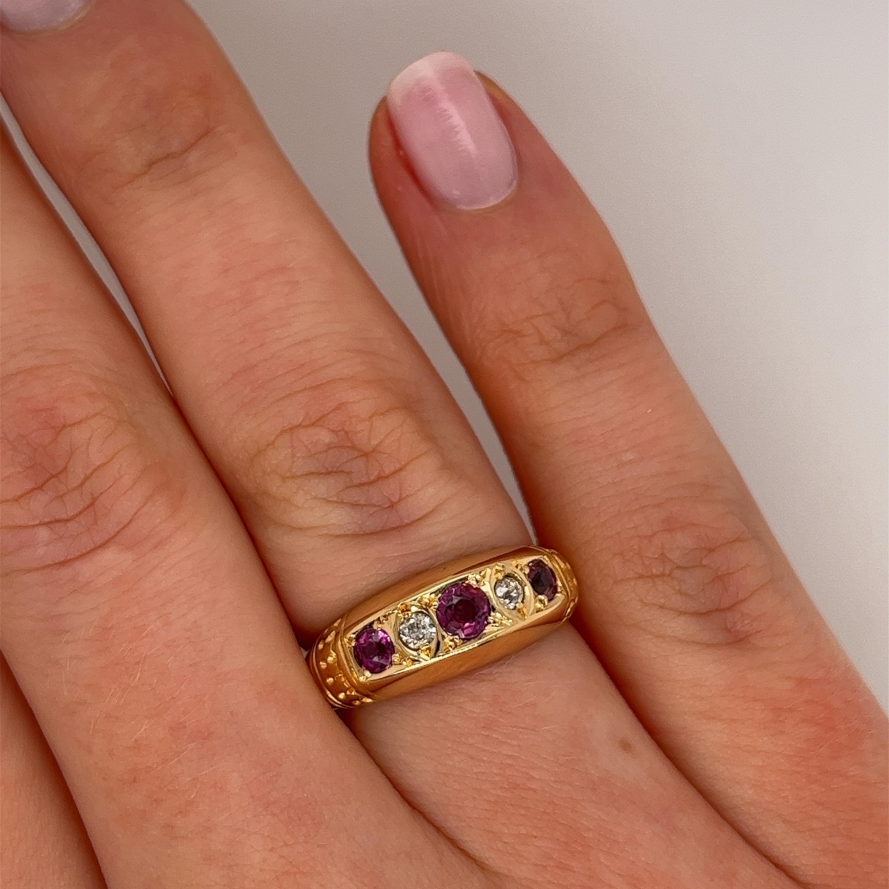 Edwardian 18ct Yellow Gold Diamond & Ruby 5 Stone Ring In Excellent Condition For Sale In London, GB
