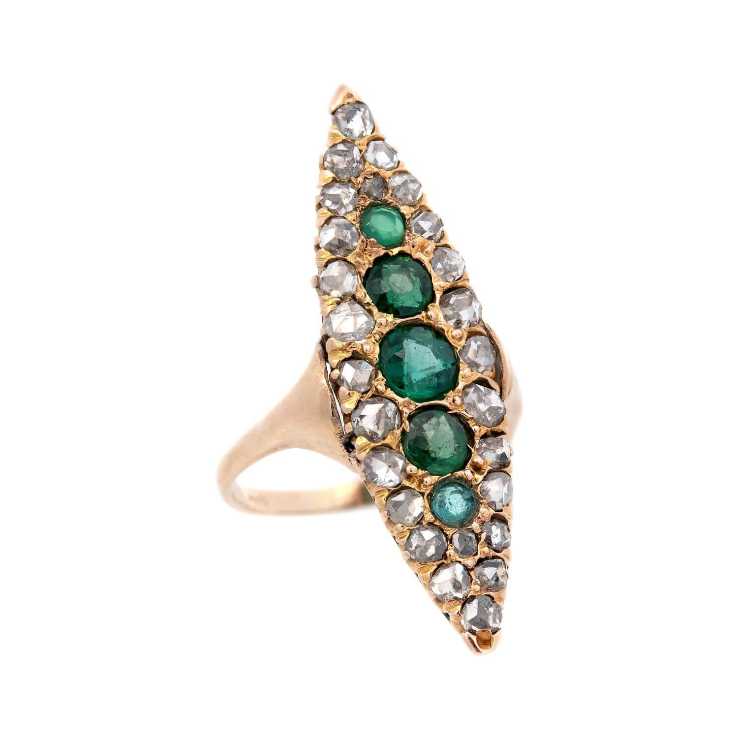 Un meraviglioso anello con diamanti e smeraldi di epoca edoardiana (ca. 1910)! Realizzato in oro giallo vibrante a 18 carati, questo anello è caratterizzato da un sostanzioso centro a navette, impreziosito da pietre. Lungo la parte anteriore del