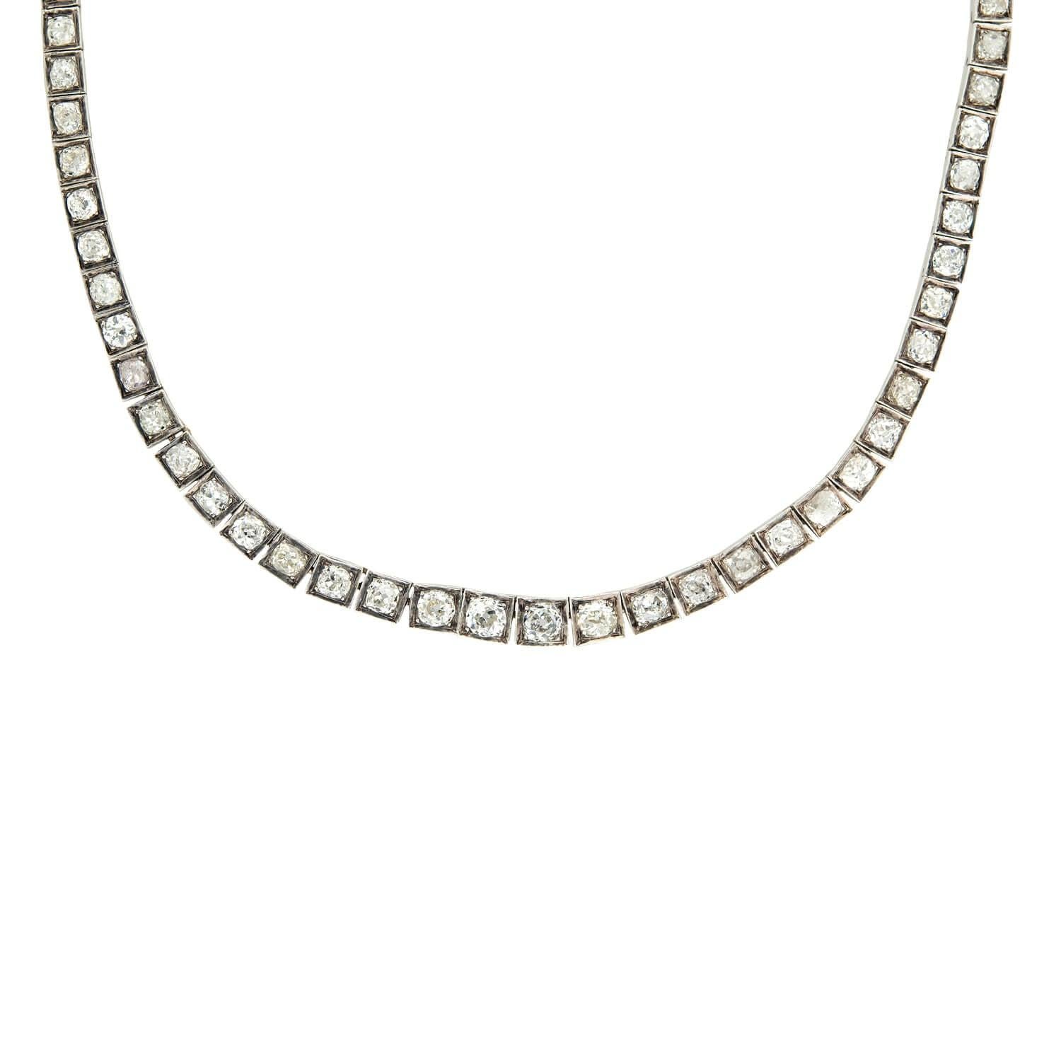 Un exquis collier de diamants Riviera de l'époque édouardienne (ca1910) ! Réalisé en or blanc et jaune 18 carats, ce magnifique collier est orné de 77 diamants gradués de taille ancienne qui sont sertis dans des boîtes en or blanc. Les diamants sont