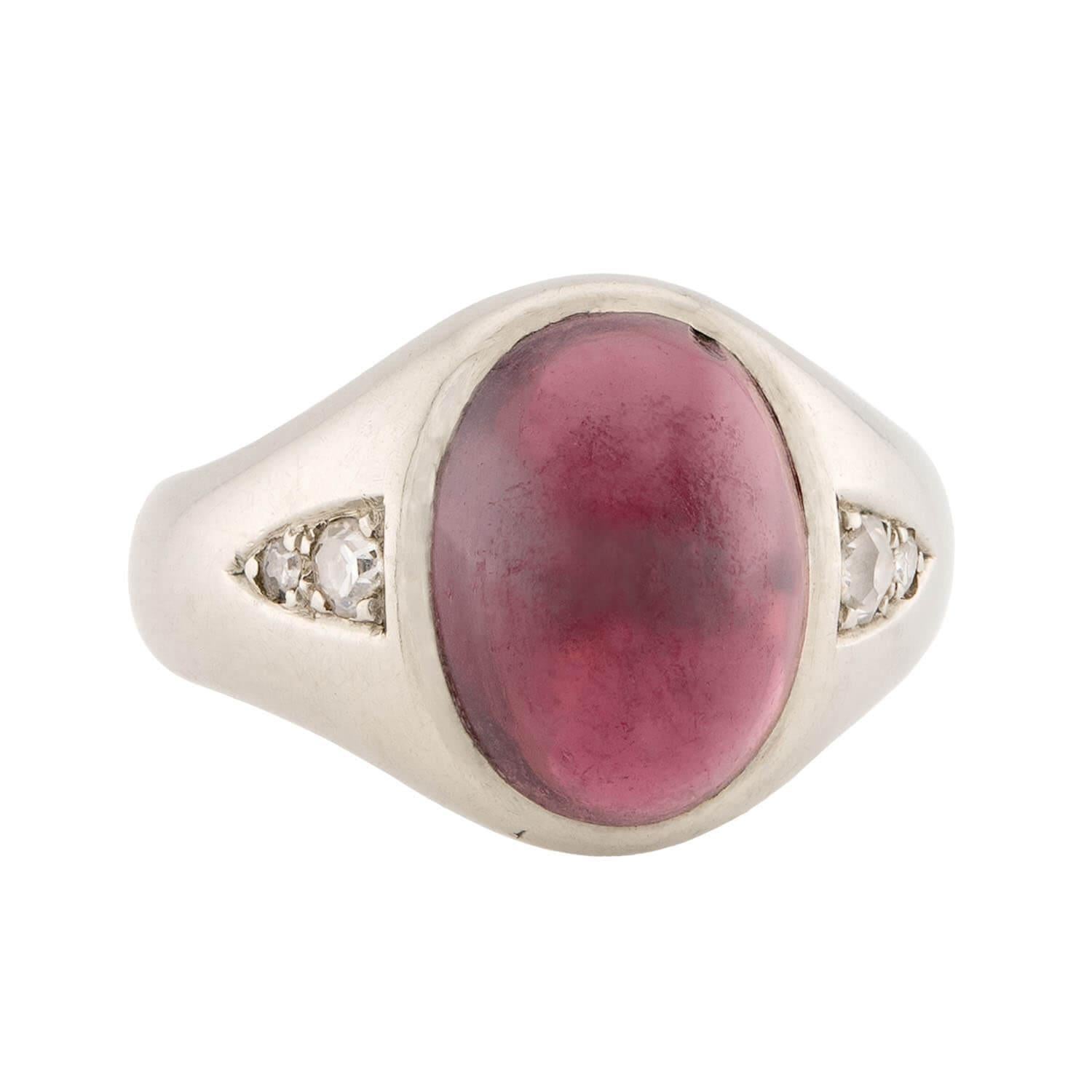 Un bellissimo anello con granato montato a filo dell'epoca edoardiana (ca. 1910)! Realizzato in oro bianco 18 carati, questo anello presenta un granato cabochon centrale. Il granato mostra una bella e ricca tonalità rossa che contrasta