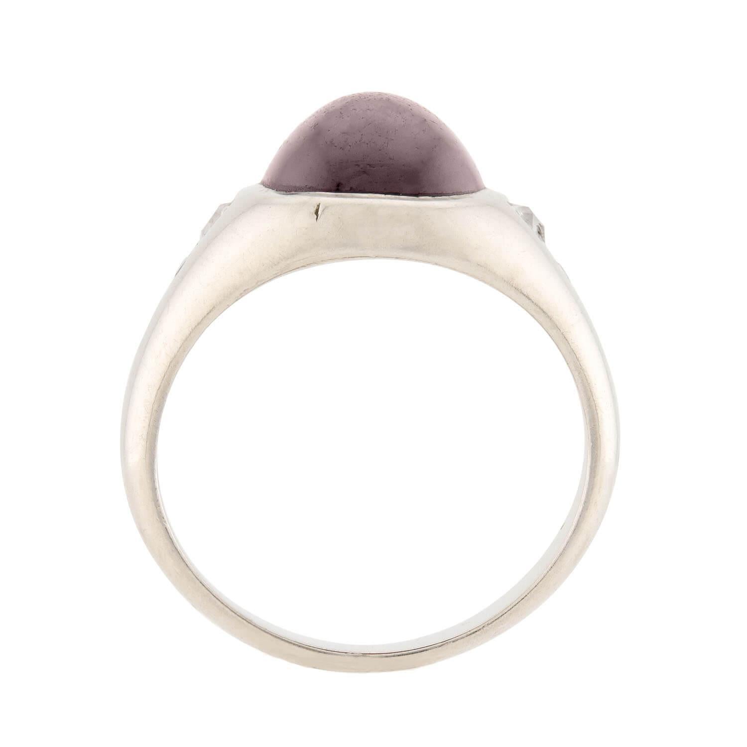 Cabochon Anello edoardiano con granato e diamanti a 18 carati in vendita