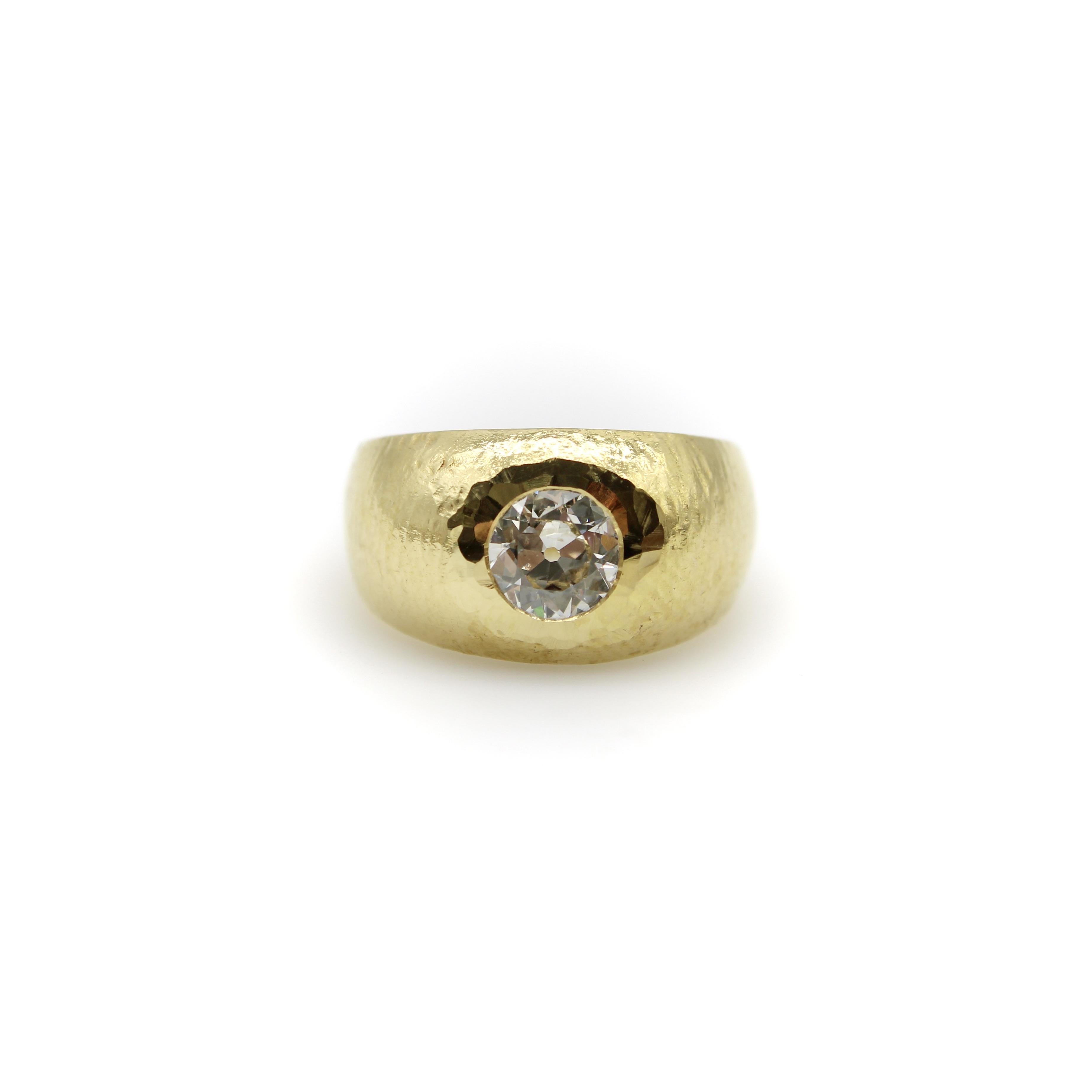 Dieser edwardianische Ring weist alle Elemente auf, die bei der heutigen Suche nach dem perfekten breitbandigen Halbkuppel-Diamantring am häufigsten gewünscht werden. Die handgehämmerte Textur verleiht der Oberfläche des 18-karätigen Goldes ein