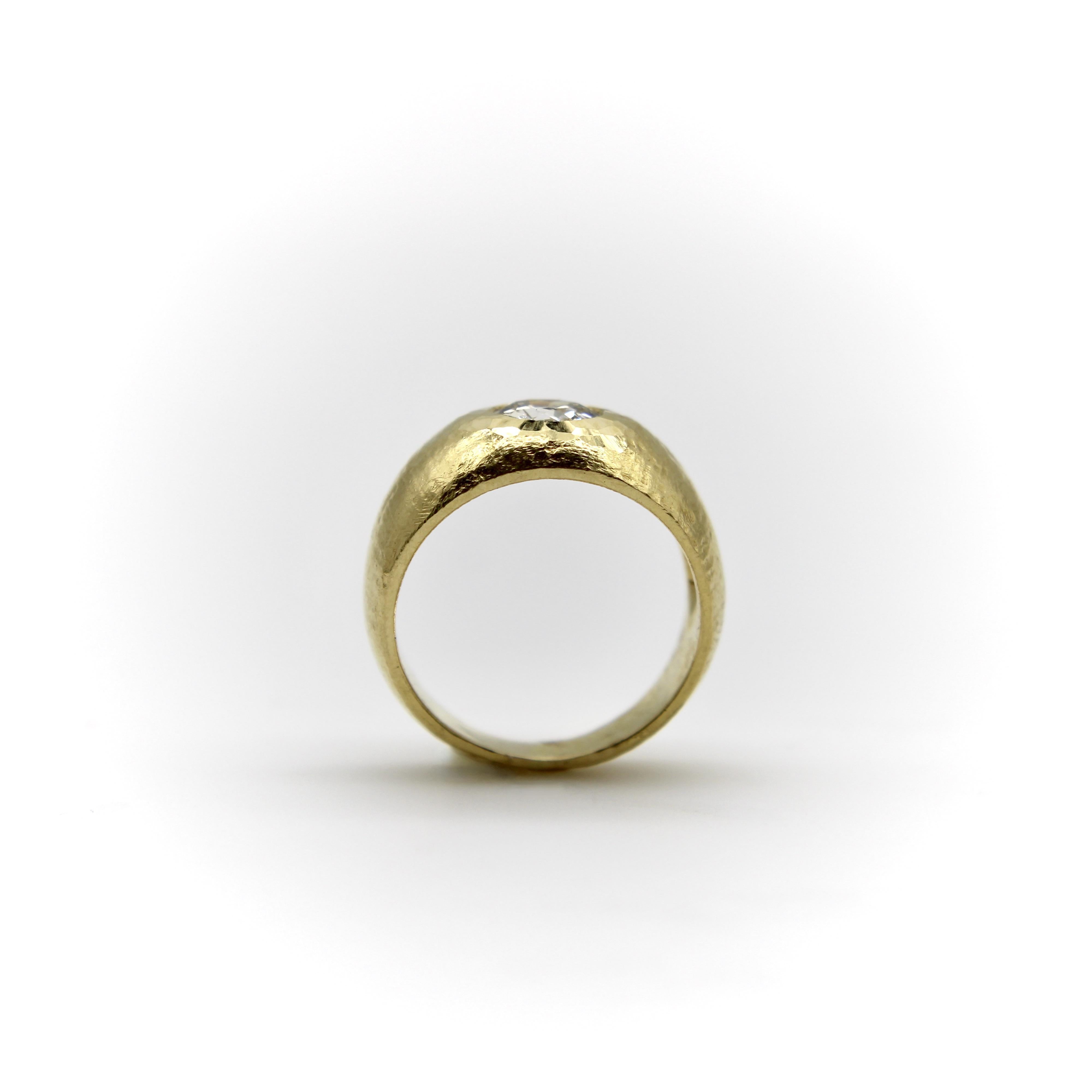Edwardian 18K Gold Hand-gehämmert Rubover Einstellung Old European Cut Diamond Ring im Angebot 2