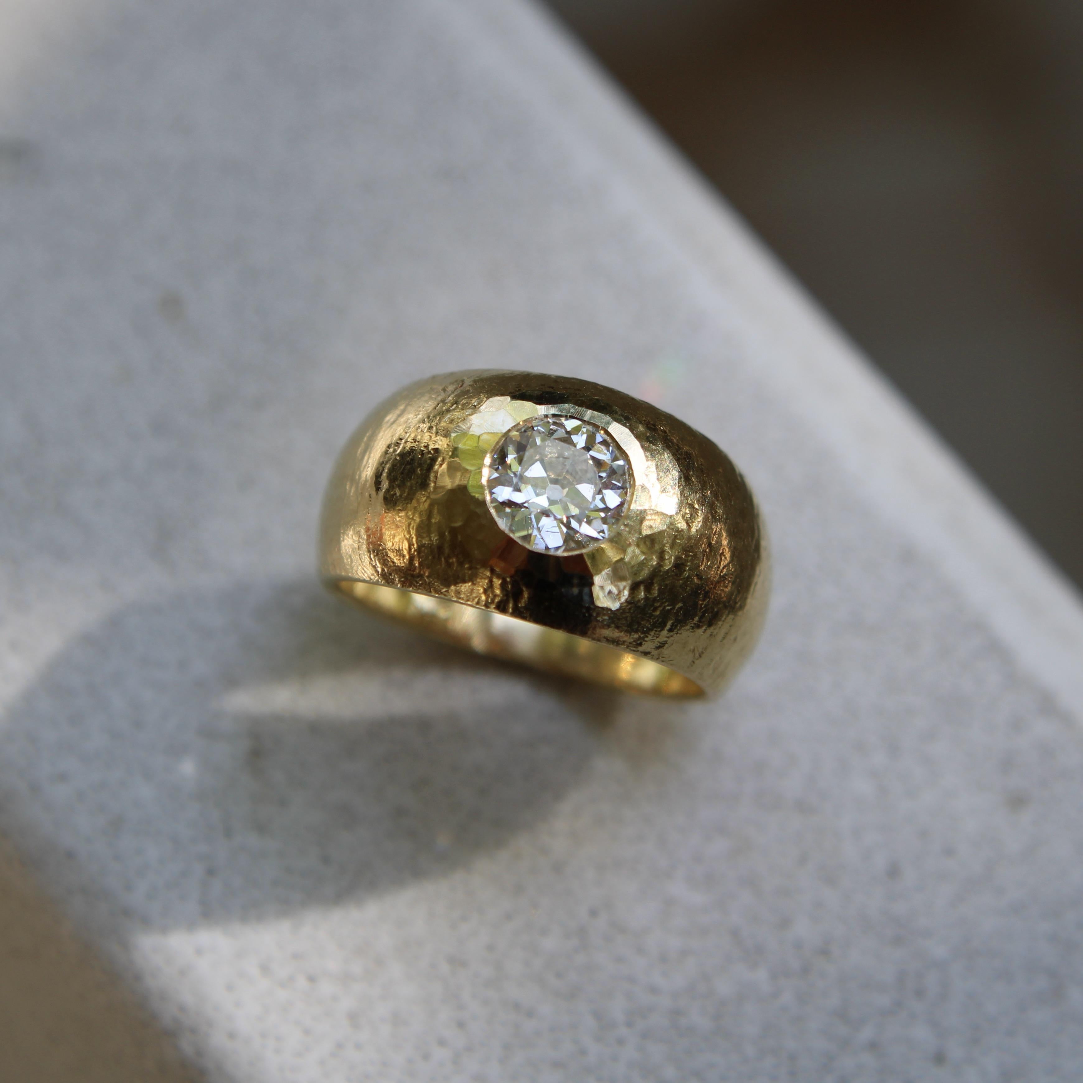 Edwardian 18K Gold Hand-gehämmert Rubover Einstellung Old European Cut Diamond Ring im Angebot 4