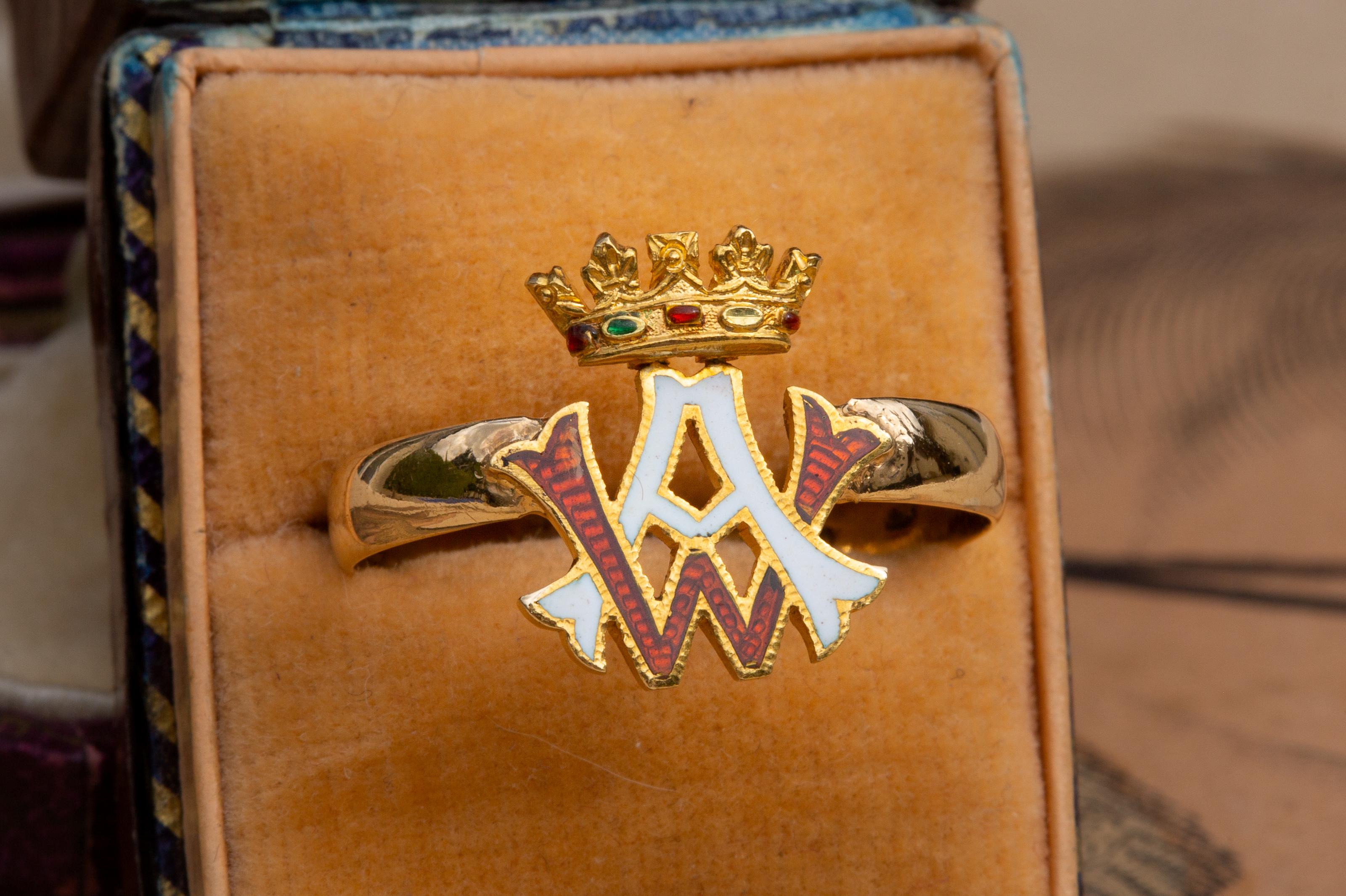 Women's or Men's Edwardian 18K Gold Royal Interest Cypher Monogram Enamelled Presentation Ring For Sale