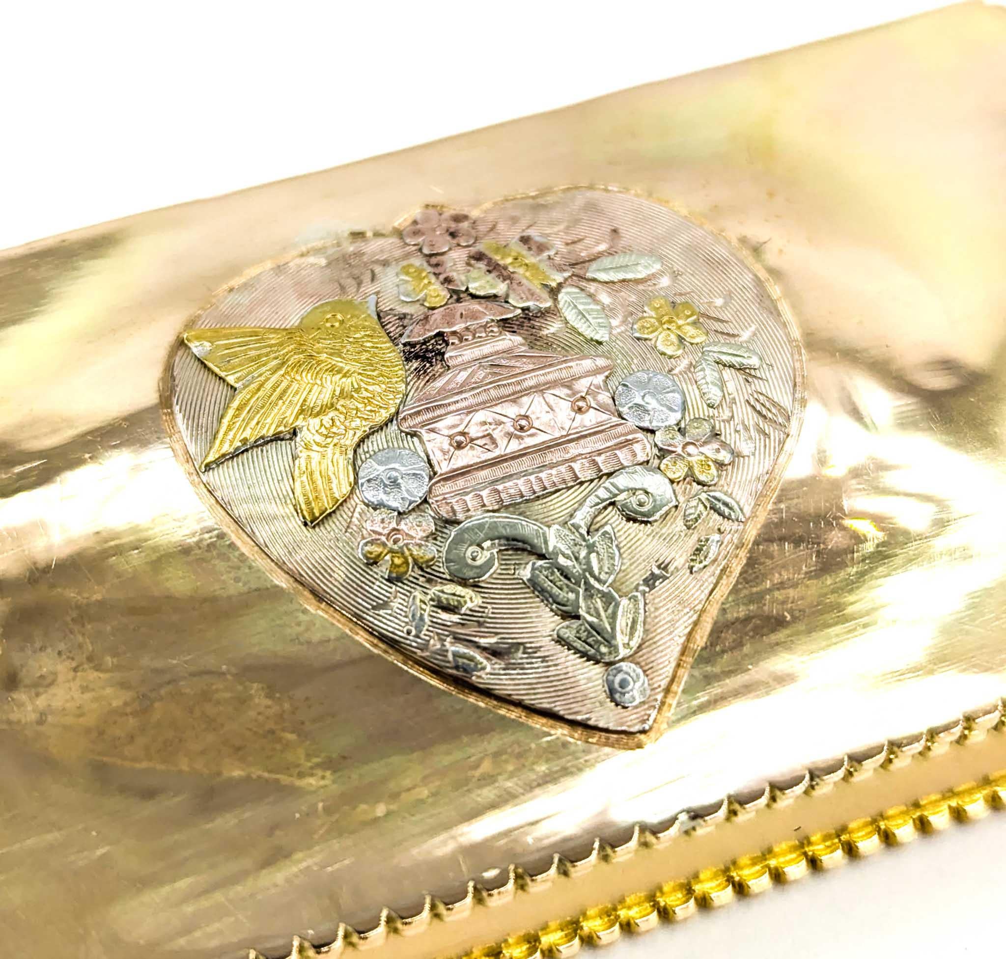 Edwardian 18k Gold Snuff Box/Pill Box with Heart Motif and Birds For Sale 6
