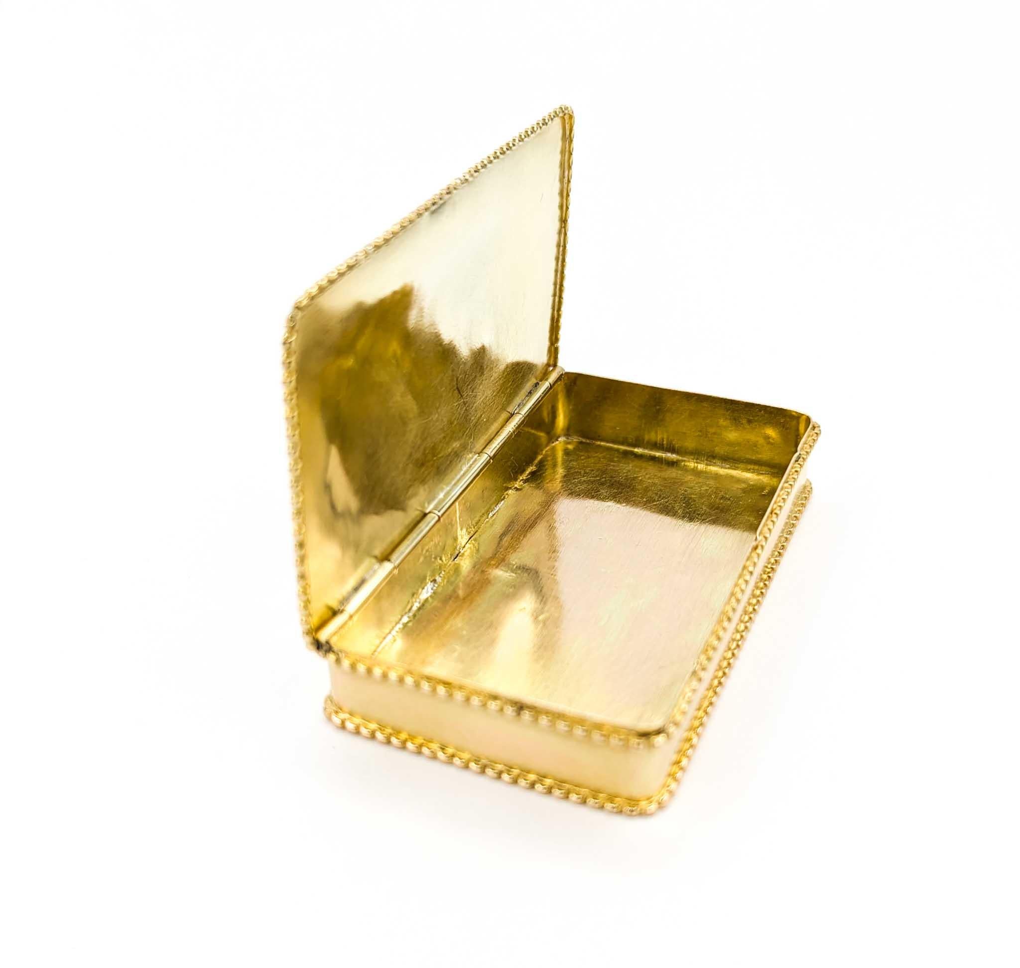 Men's Edwardian 18k Gold Snuff Box/Pill Box with Heart Motif and Birds For Sale