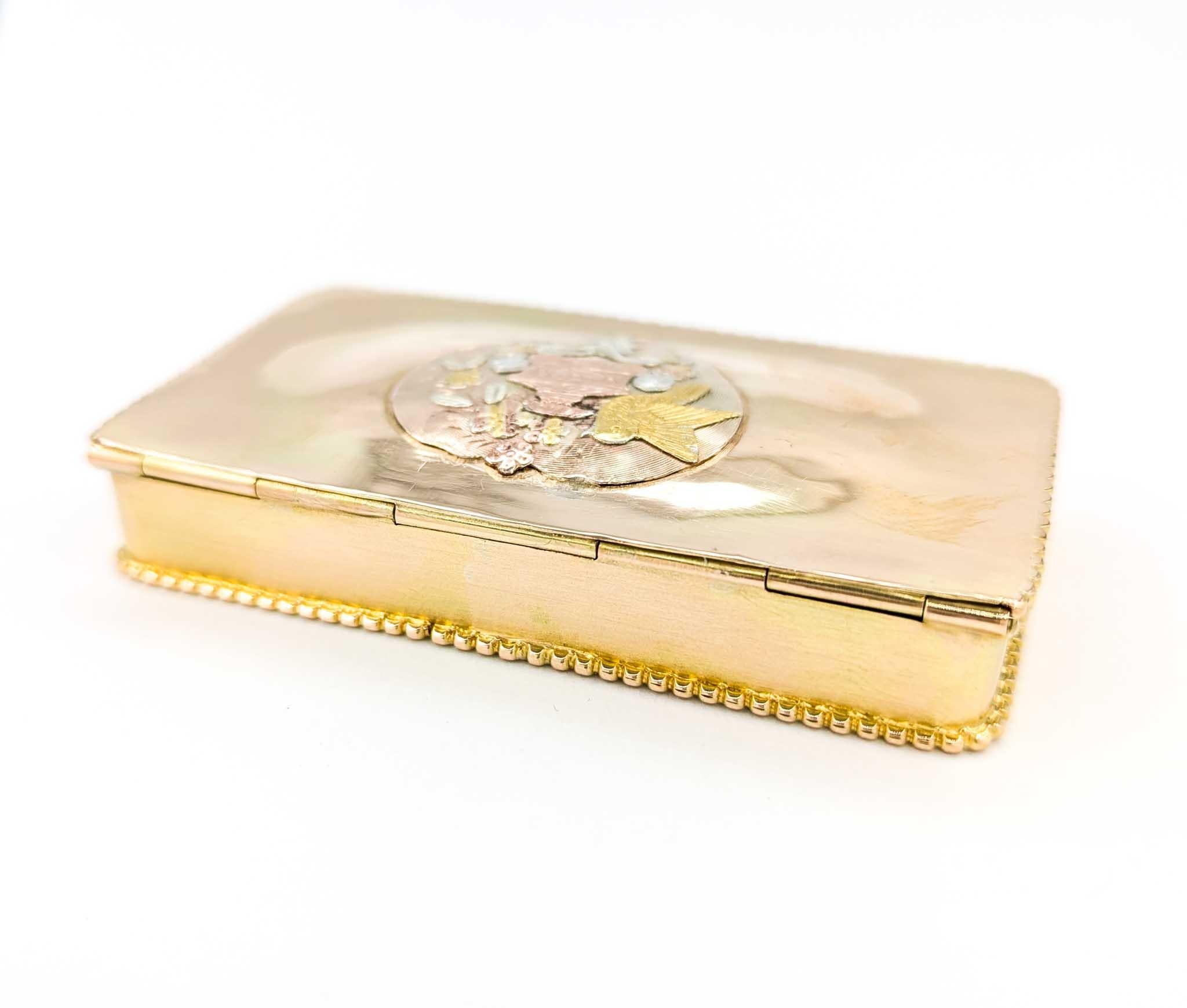 Edwardian 18k Gold Snuff Box/Pill Box with Heart Motif and Birds For Sale 3