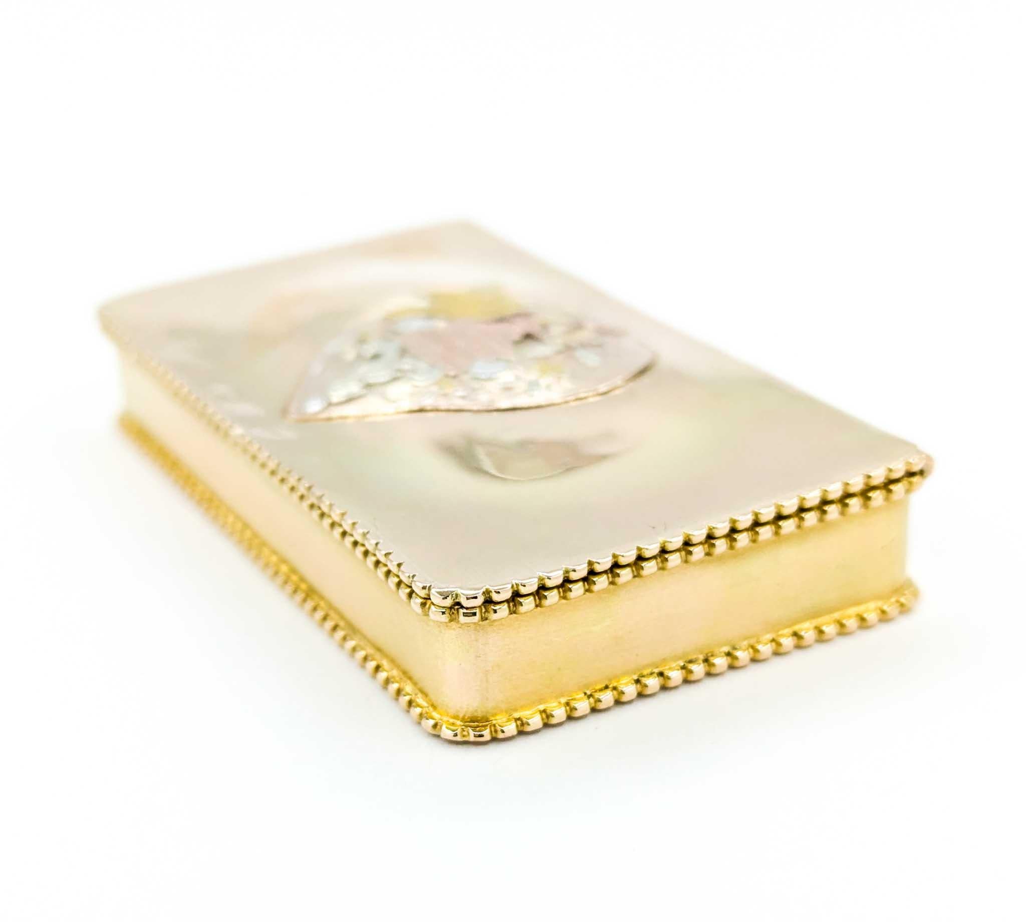 Edwardian 18k Gold Snuff Box/Pill Box with Heart Motif and Birds For Sale 4