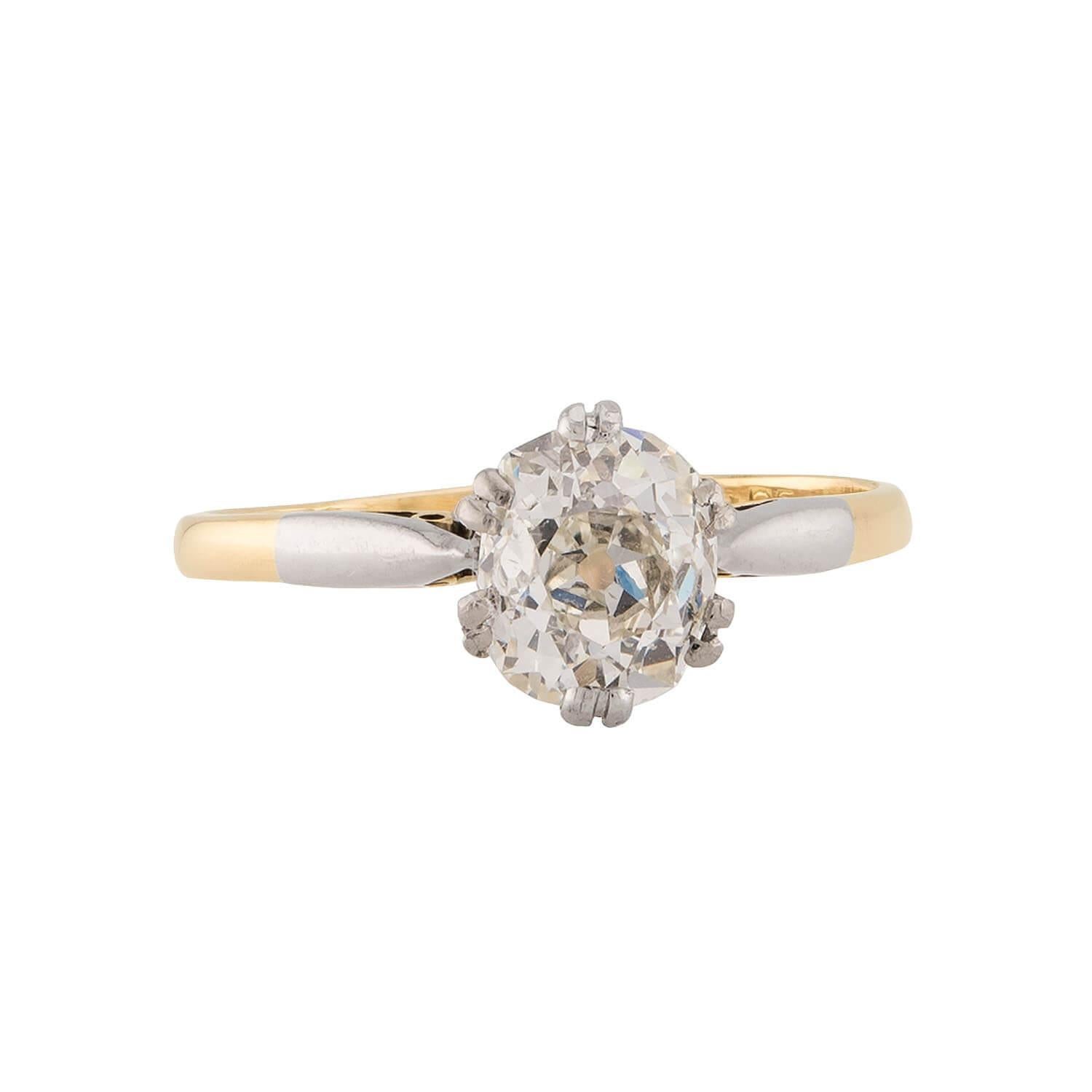 Un anello di fidanzamento con diamante assolutamente splendido dell'epoca edoardiana (ca. 1910)! Realizzato in oro giallo 18 carati e platino, questo anello presenta un diamante taglio cuscino di 1,30 carati, incastonato in una montatura a sei