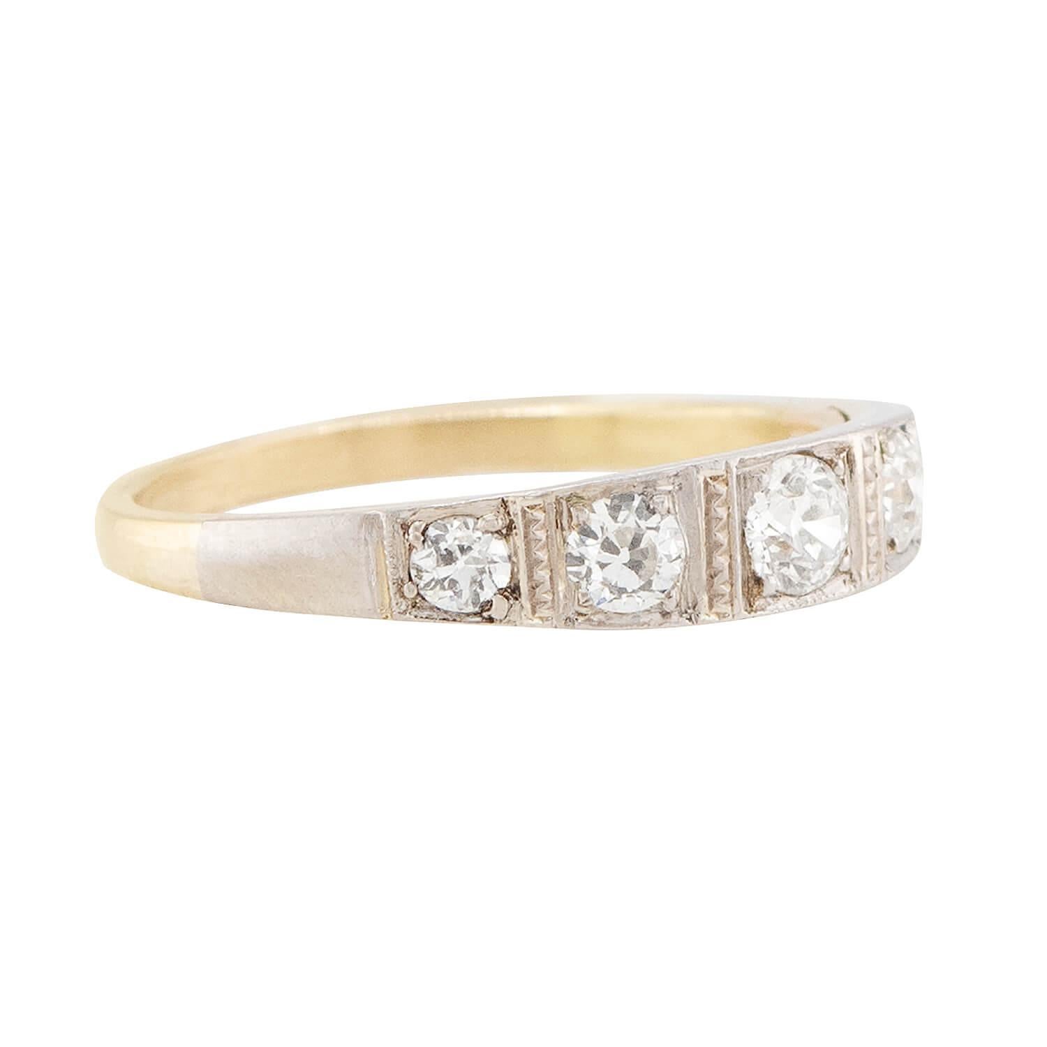 Uno splendido anello di diamanti del periodo edoardiano (ca. 1910)! Realizzato in oro giallo 18 carati e platino, questo anello presenta cinque diamanti taglio mina che attraversano orizzontalmente la parte anteriore dell'anello. Tutte le pietre