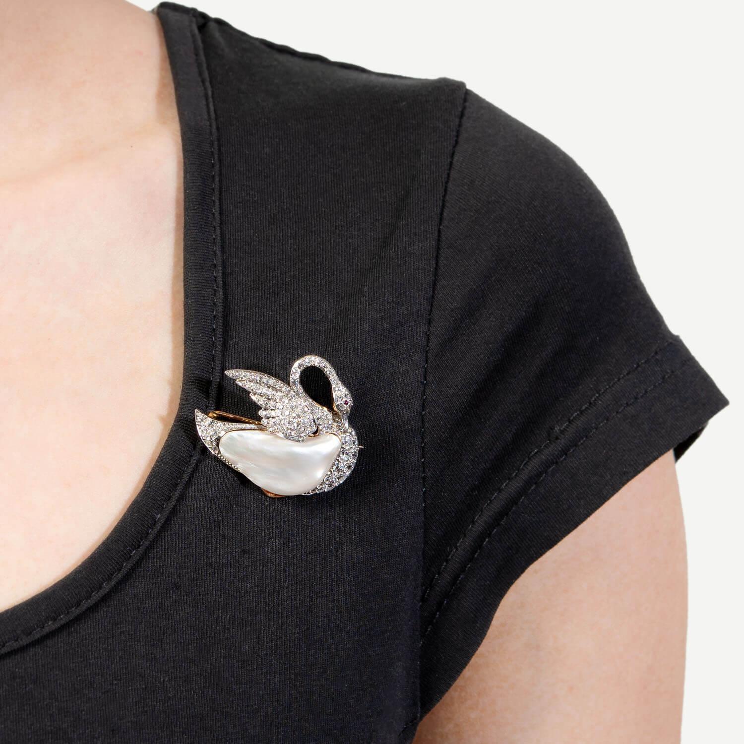 Edwardian 18k/Platinum Diamond, Pearl, and Ruby Swan Pin In Good Condition For Sale In Narberth, PA