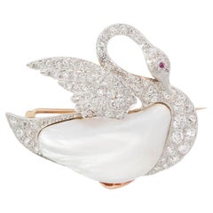 Alfiler eduardiano de 18 quilates/platino con cisne de diamantes, perlas y rubíes