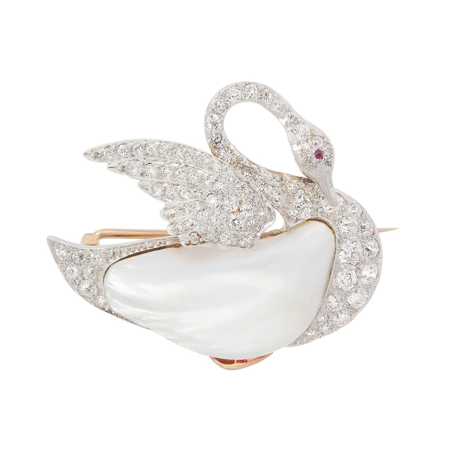 Épingle de style édouardien en diamant, perle et rubis en forme de Swan en platine 18k