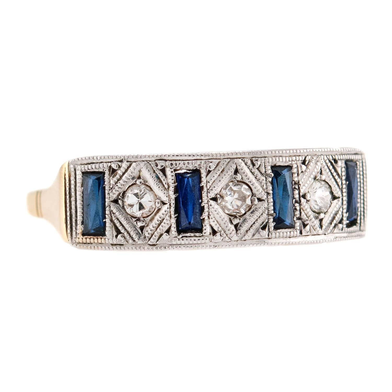 Uno splendido anello con diamanti e zaffiri dell'epoca edoardiana (ca. 1910)! Realizzato in giallo e platino 18 carati, questo elegante pezzo presenta un centro rettangolare tempestato di pietre. Il centro è caratterizzato da tre diamanti antichi a