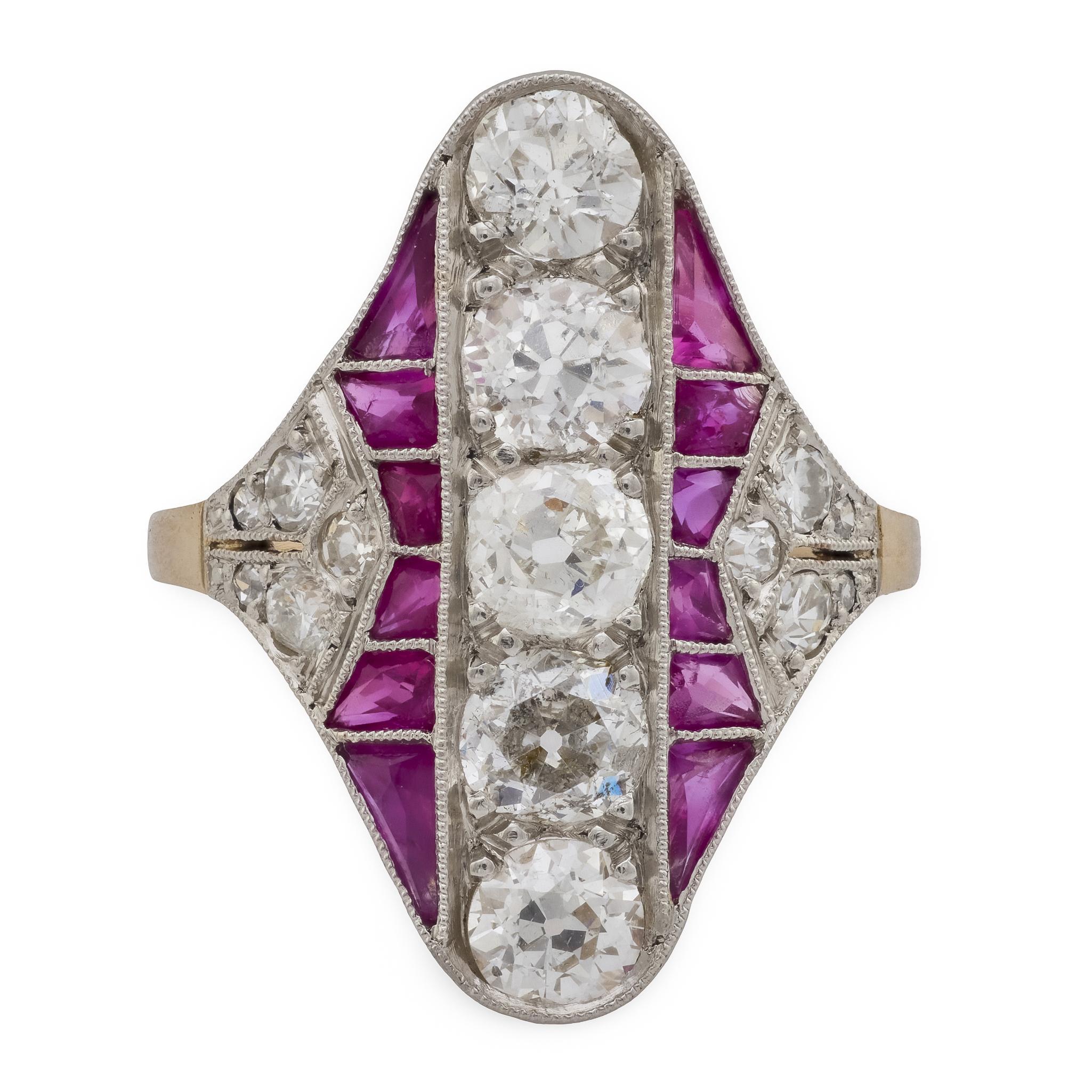 ¡Un exquisito y colorido anillo navette de la época eduardiana (ca1900s)! Elaborado en oro amarillo de 18 quilates y platino, este anillo presenta una pieza central de estilo navette. La pieza central presenta 5 diamantes talla mina, que se