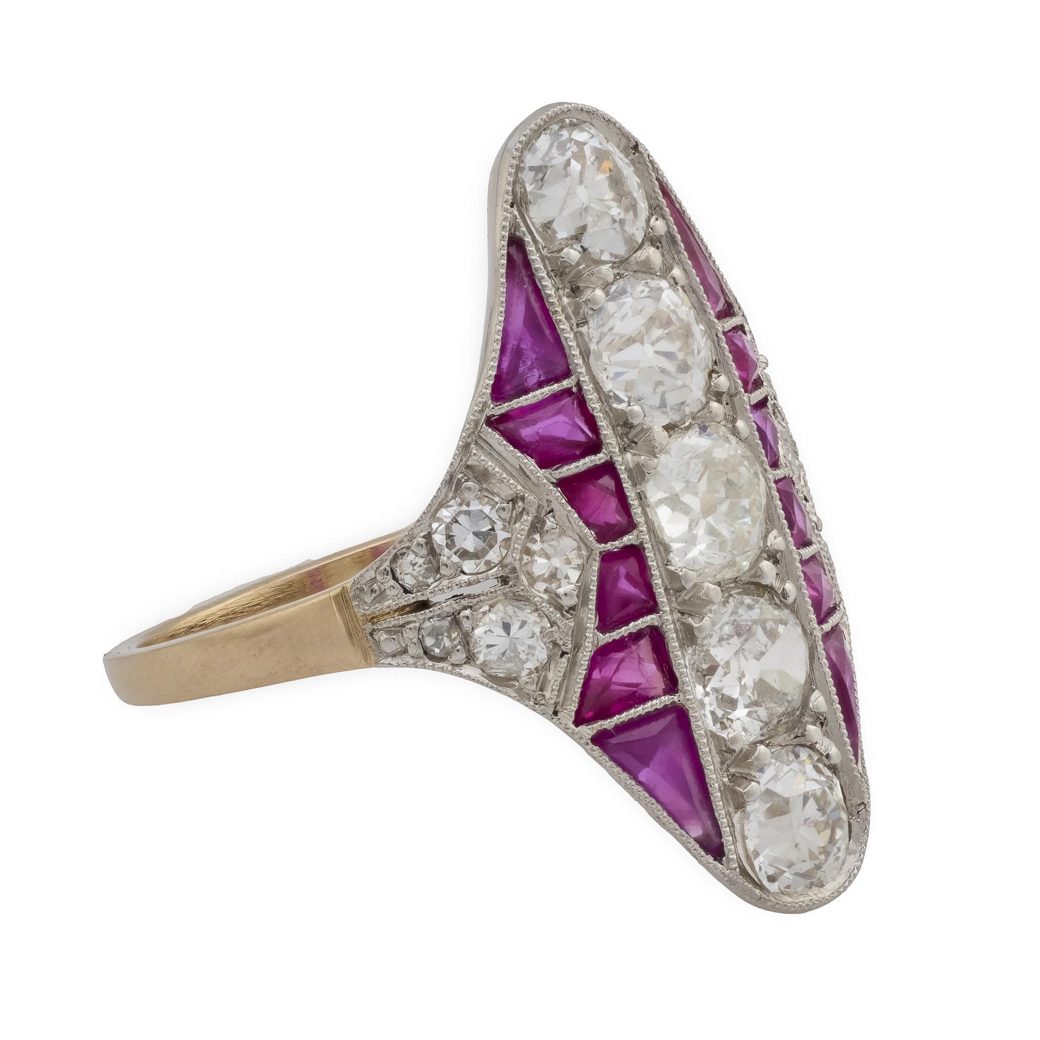 Anillo Eduardiano Navette de Rubíes y Diamantes en Platino de 18k Talla antigua en venta