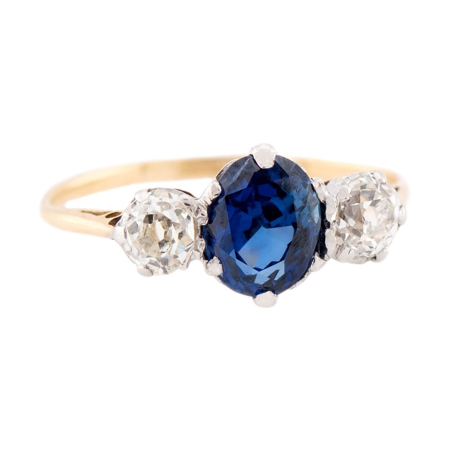 Un bellissimo anello con zaffiro e diamante di epoca edoardiana (ca. 1910)! Questo splendido pezzo è realizzato in oro giallo 18 carati e platino e presenta tre pietre che attraversano orizzontalmente la parte anteriore dell'anello. La pietra