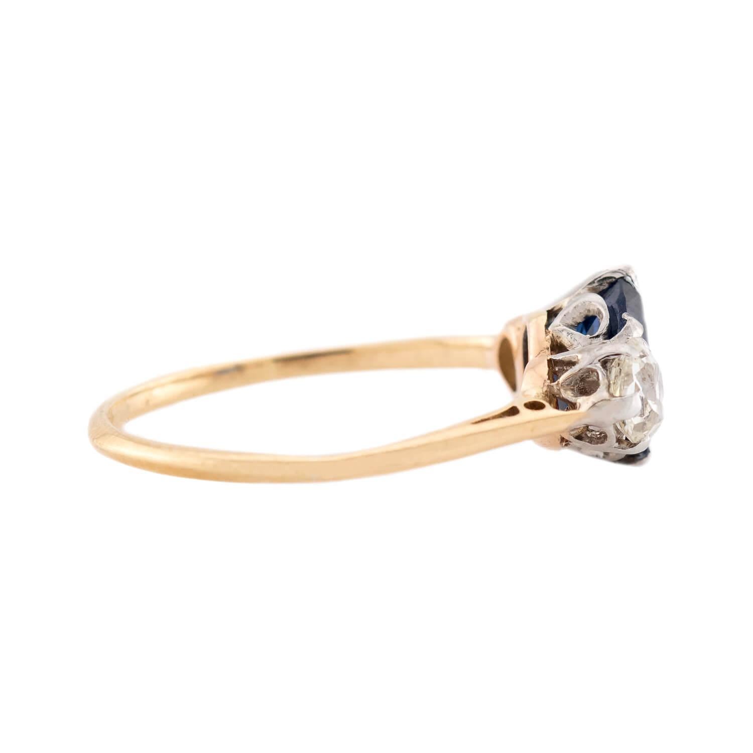 Edoardiano Anello edoardiano a tre pietre con zaffiro e diamante, 18 carati/platino in vendita