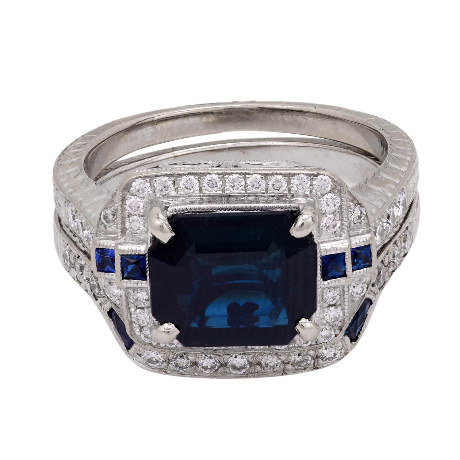Uno squisito anello con zaffiro e diamante di epoca edoardiana (ca. 1910)! Realizzato in oro bianco 18 carati e platino, questo anello presenta uno zaffiro cabochon centrale da 1,20 carati incastonato. Il cabochon è un Ceylon senza calore e mostra