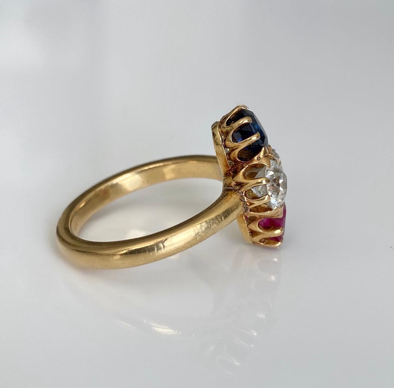Aus der Zeit der letzten Jahrhundertwende stammt dieser charmante Ring mit vier Gliedern. Ein prächtiger königsblauer Saphir und ein leuchtender burmesischer Rubin (beide mit einem gemmologischen Gutachten von AGL), die jeweils von einem Paar