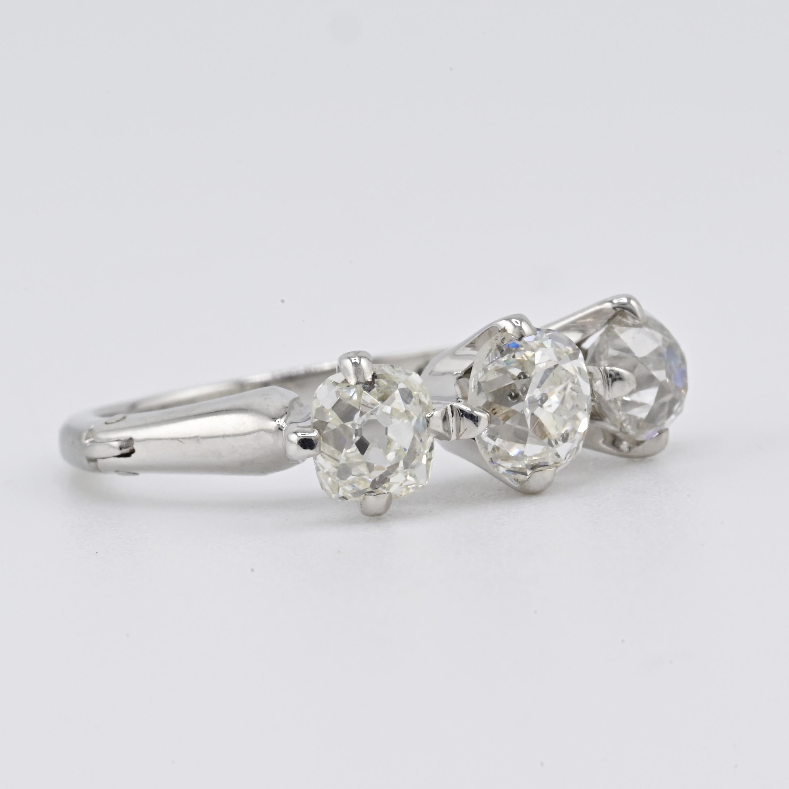 Edwardian 18K White Gold 3-Stone Diamond Ring 1.87 Carats Old Mine Cuts Bon état - En vente à Media, PA