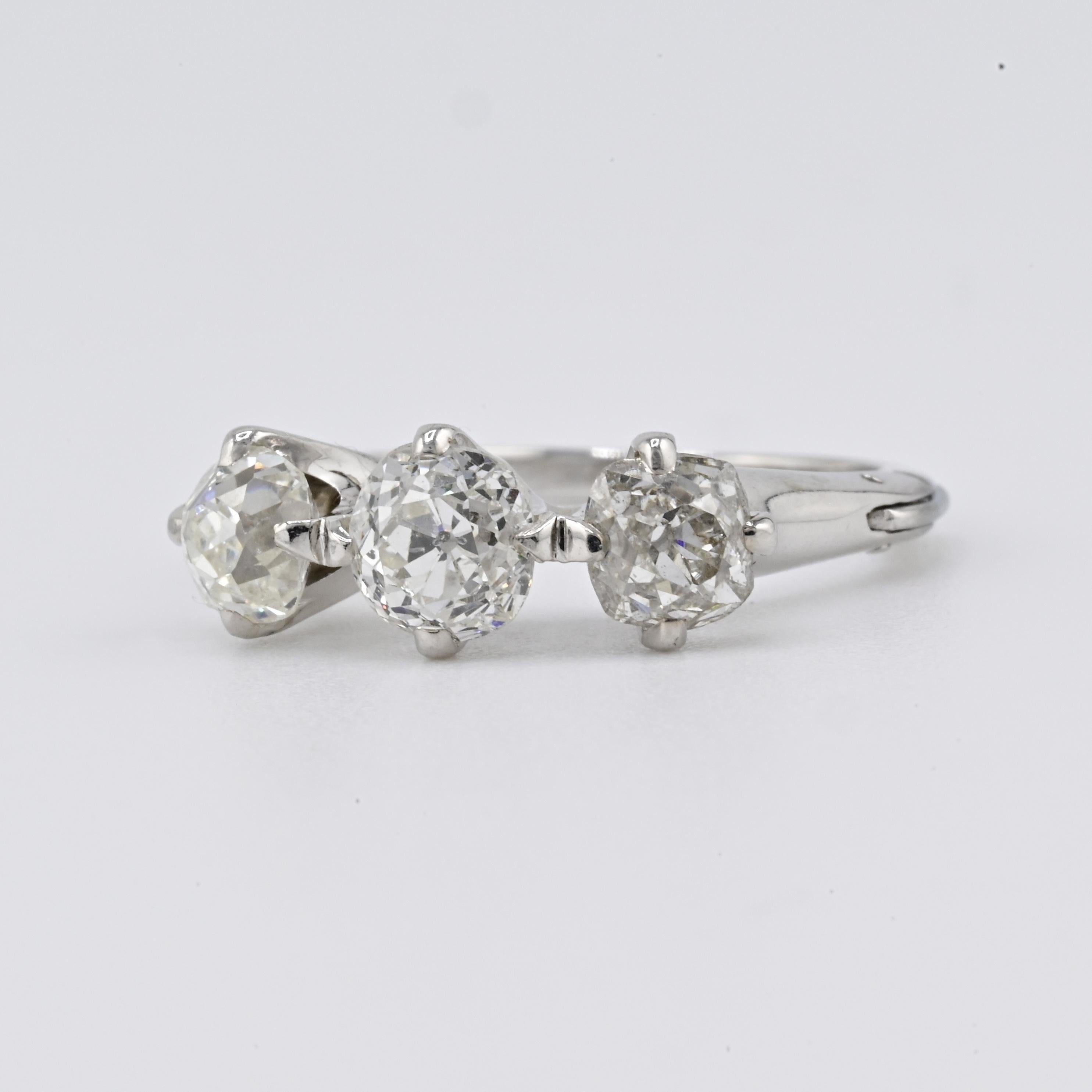 Edwardian 18K White Gold 3-Stone Diamond Ring 1.87 Carats Old Mine Cuts Unisexe en vente