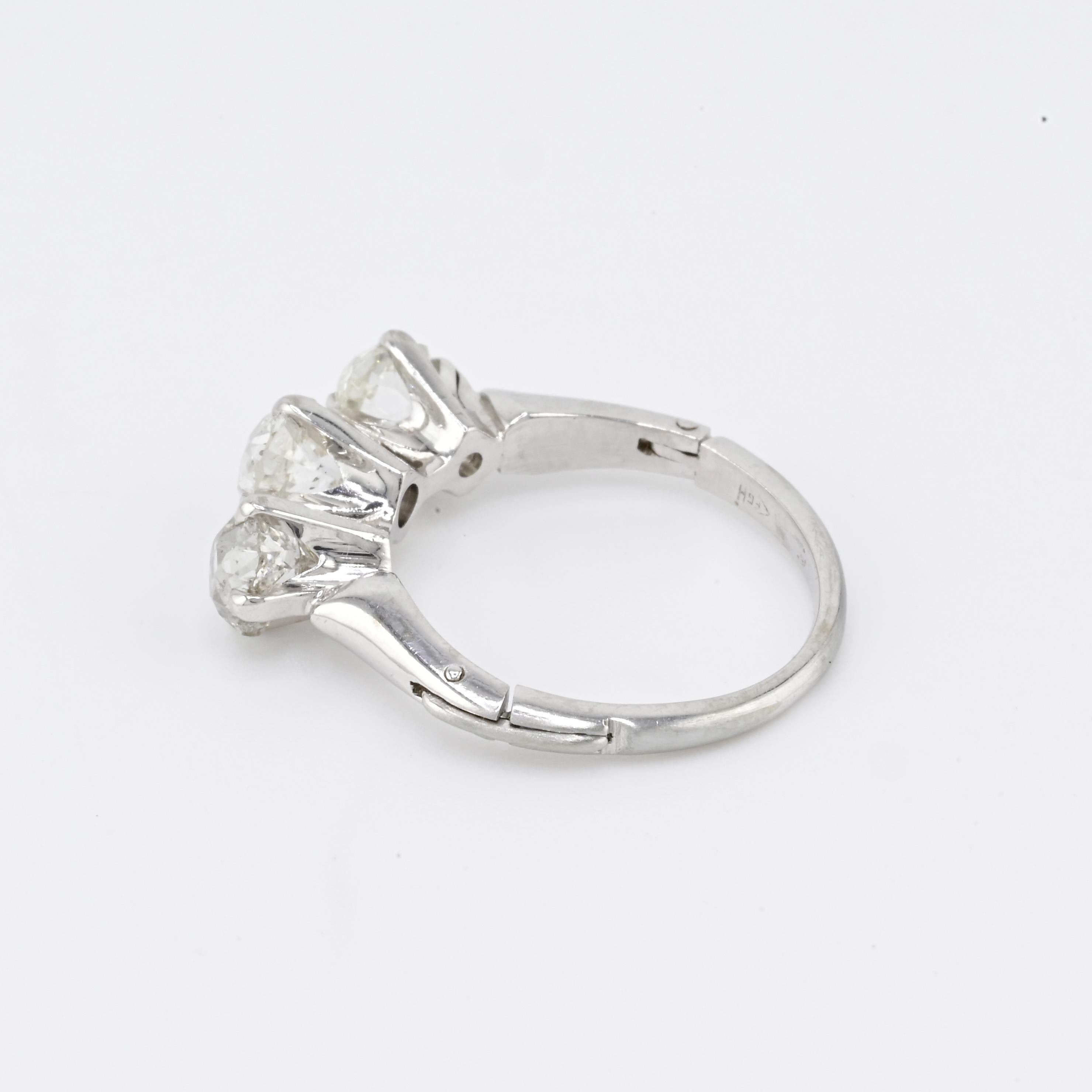 Edwardian 18K White Gold 3-Stone Diamond Ring 1.87 Carats Old Mine Cuts en vente 1