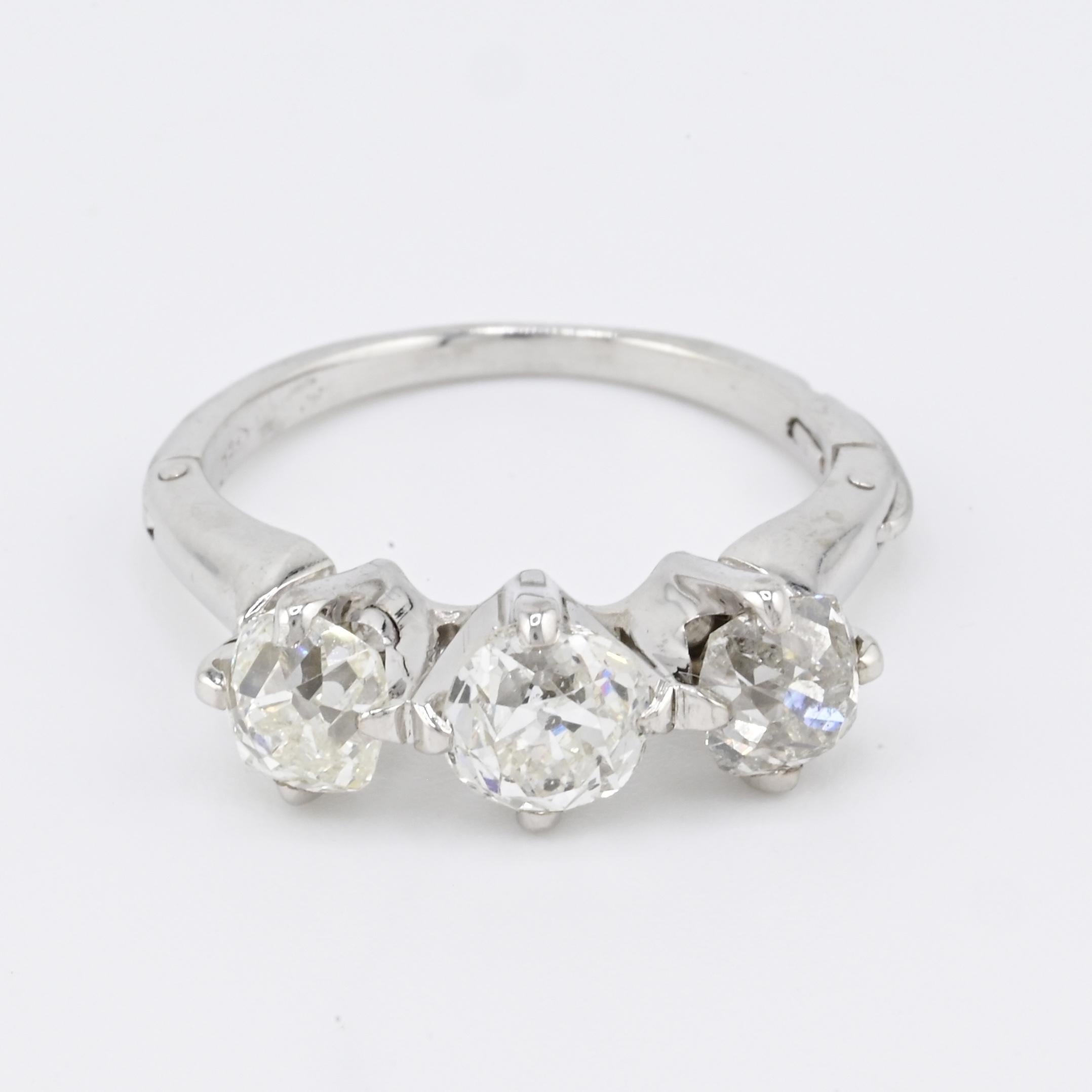 Edwardian 18K White Gold 3-Stone Diamond Ring 1.87 Carats Old Mine Cuts en vente 2