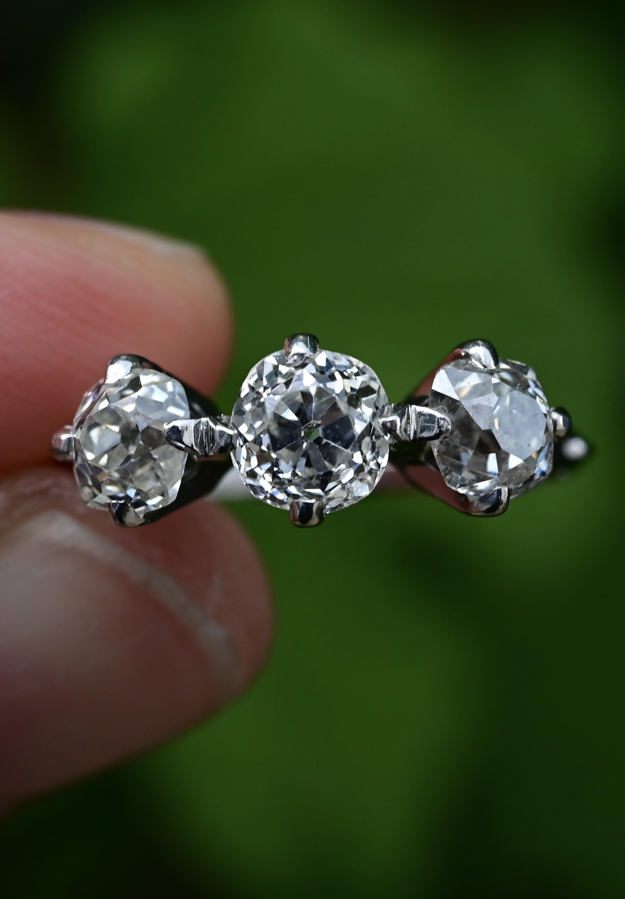 Edwardian 18K White Gold 3-Stone Diamond Ring 1.87 Carats Old Mine Cuts en vente 3