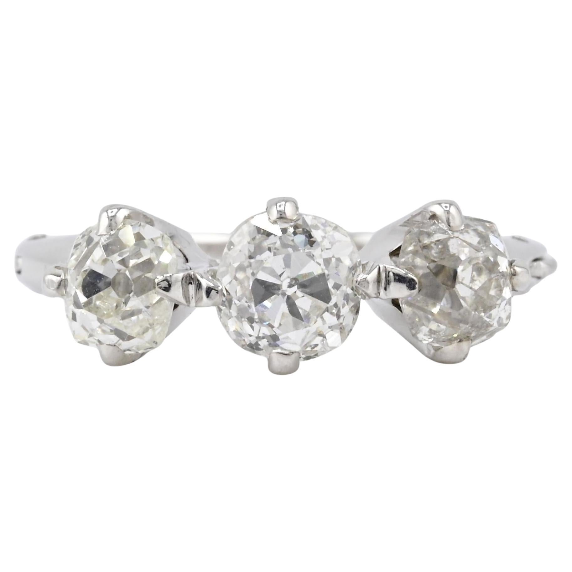 Edwardian 18K White Gold 3-Stone Diamond Ring 1.87 Carats Old Mine Cuts en vente